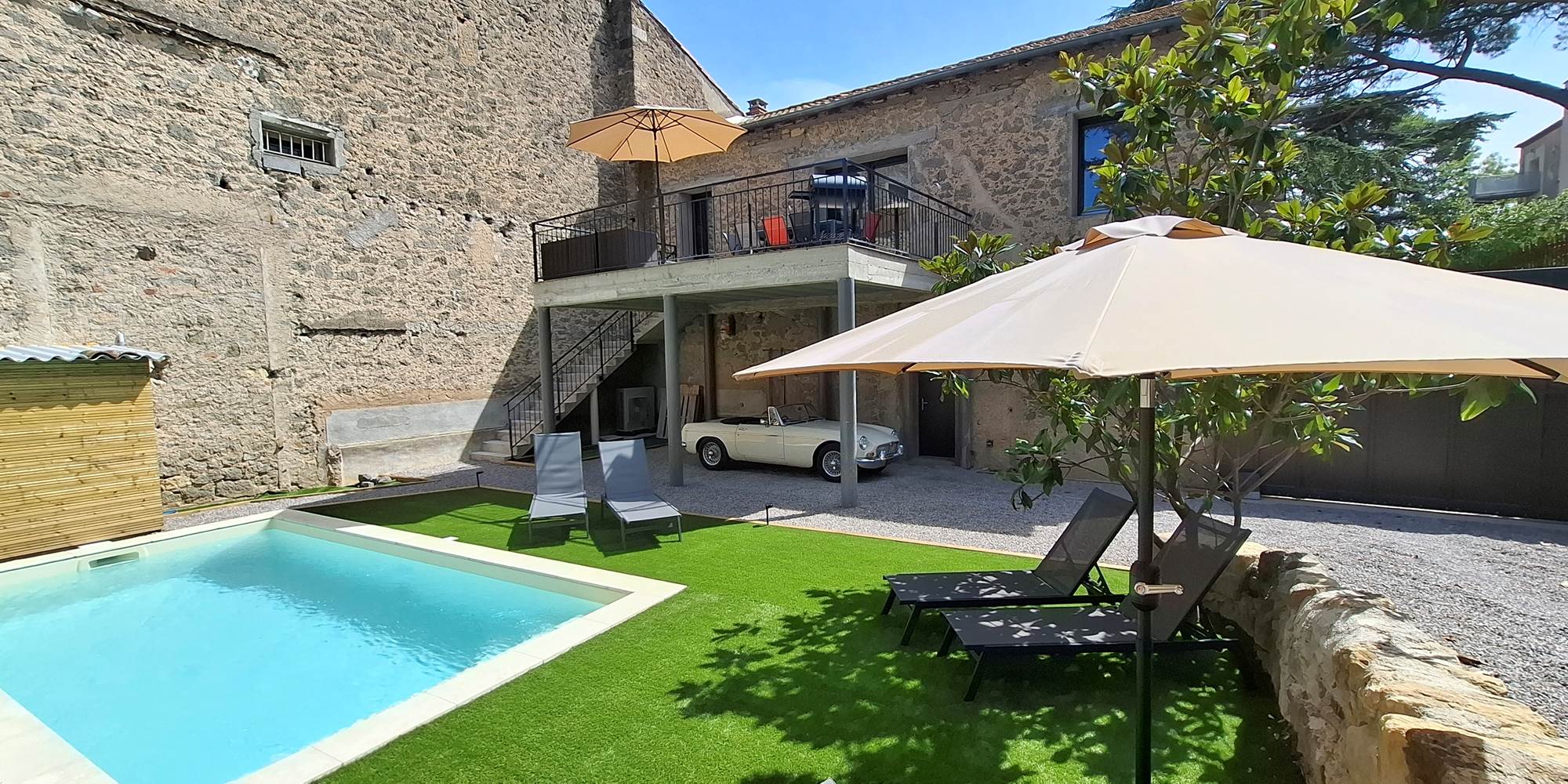 Piscine et terrasse extérieure du gîte Le Pressoir au domaine des Gîtes de Monte Blanco, près du Cap d'Agde.