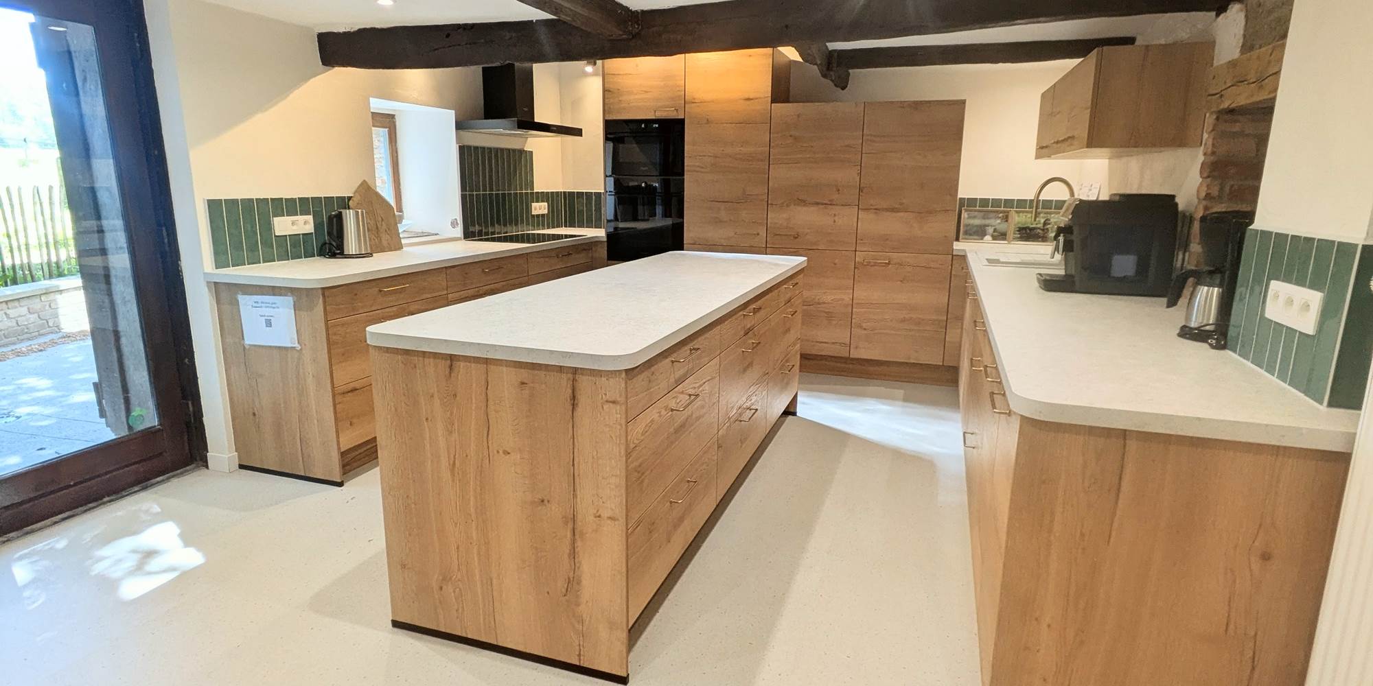 alt="Cuisine moderne et entièrement équipée du gîte familial grande capacité en Ardenne belge"