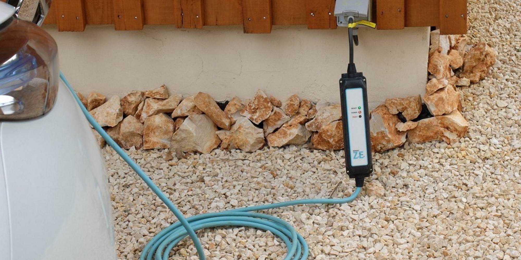 Borne de recharge pour véhicules électrique à l'arrière du gîte