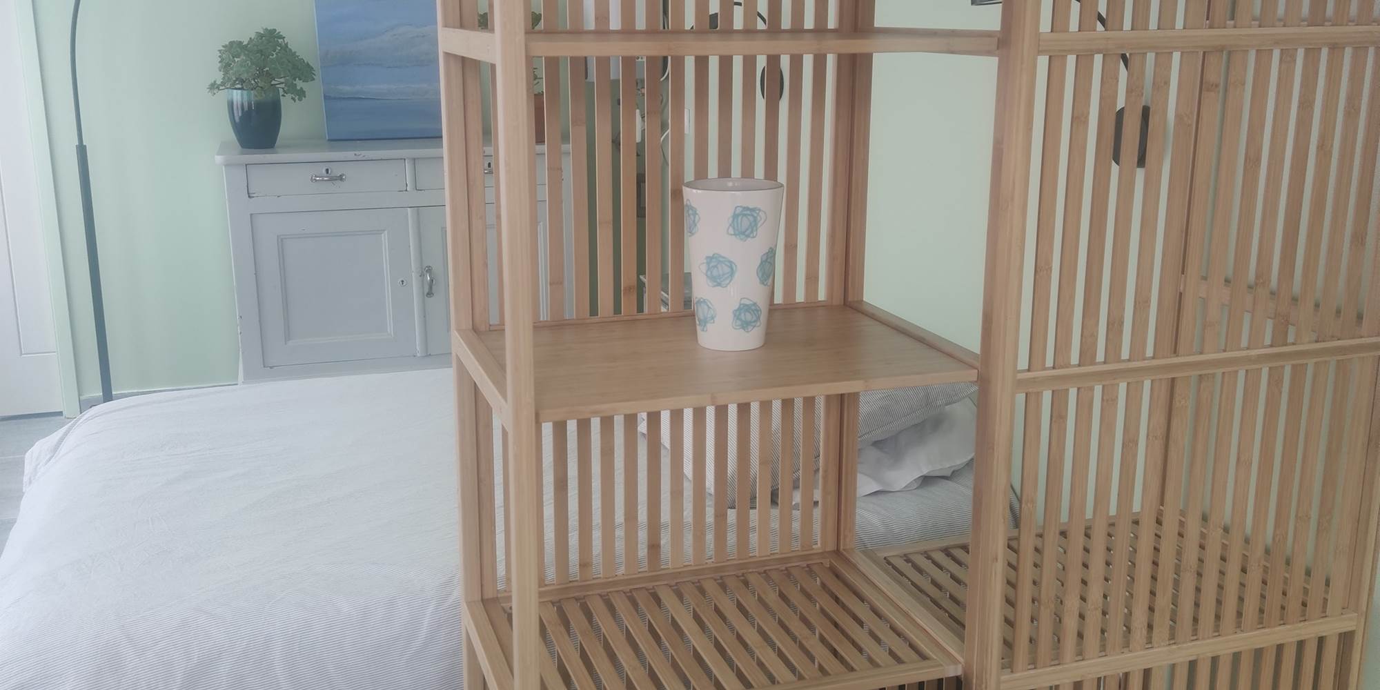 Chambre au style naturel et épuré Lit double, mobilier en bois clair et ambiance douce : parfait pour un séjour reposant au cœur de La Flotte.