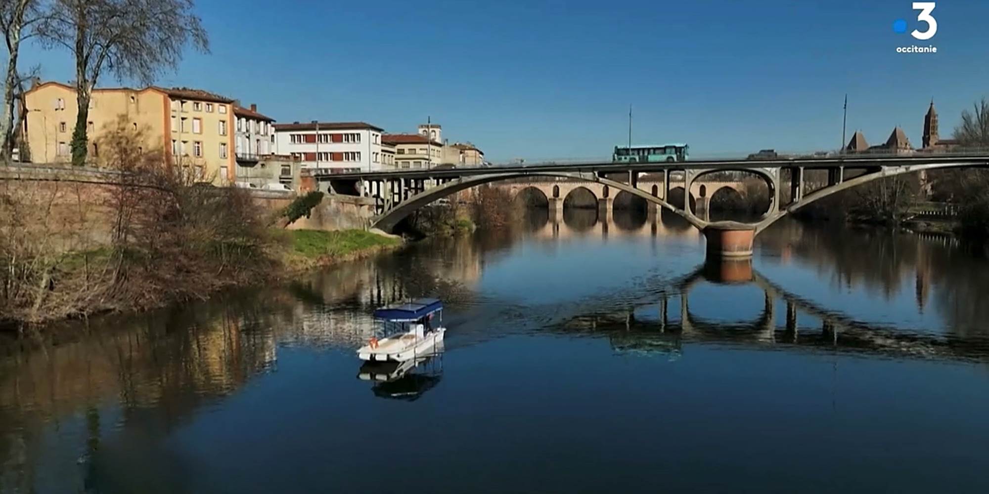 Helios Confluences évoluant sur le Tarn en centre ville de Montauban