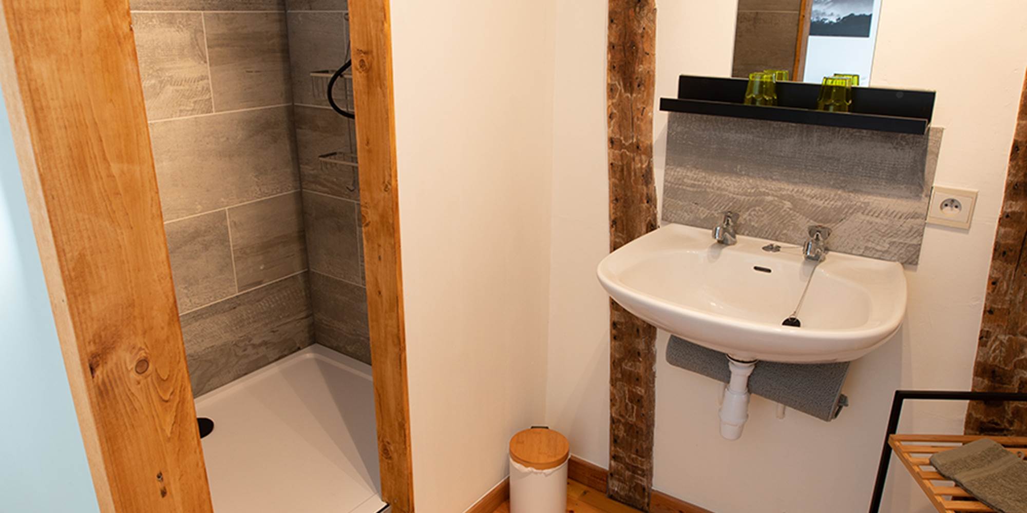 Chambre les Peupliers 2 personnes vue du coin douche