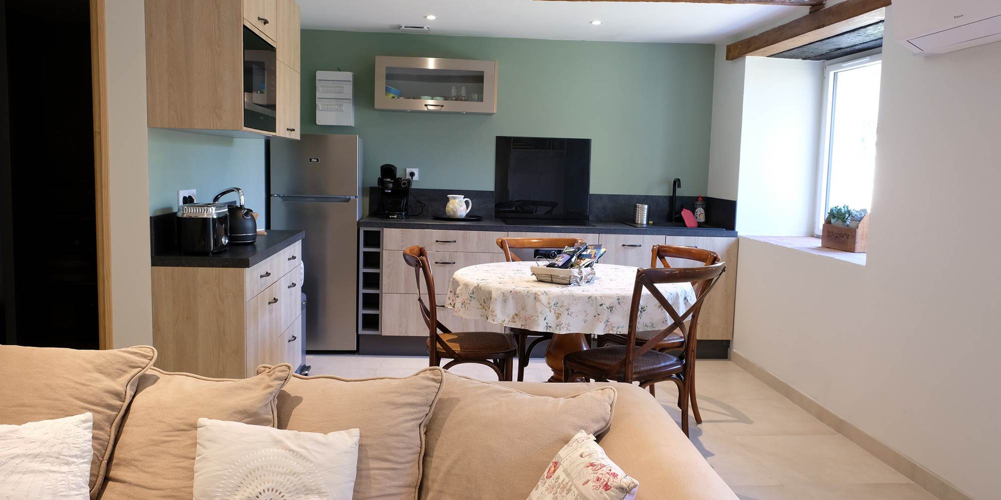 Salon chaleureux du gîte de charme en Touraine, espace confortable pour se détendre en famille