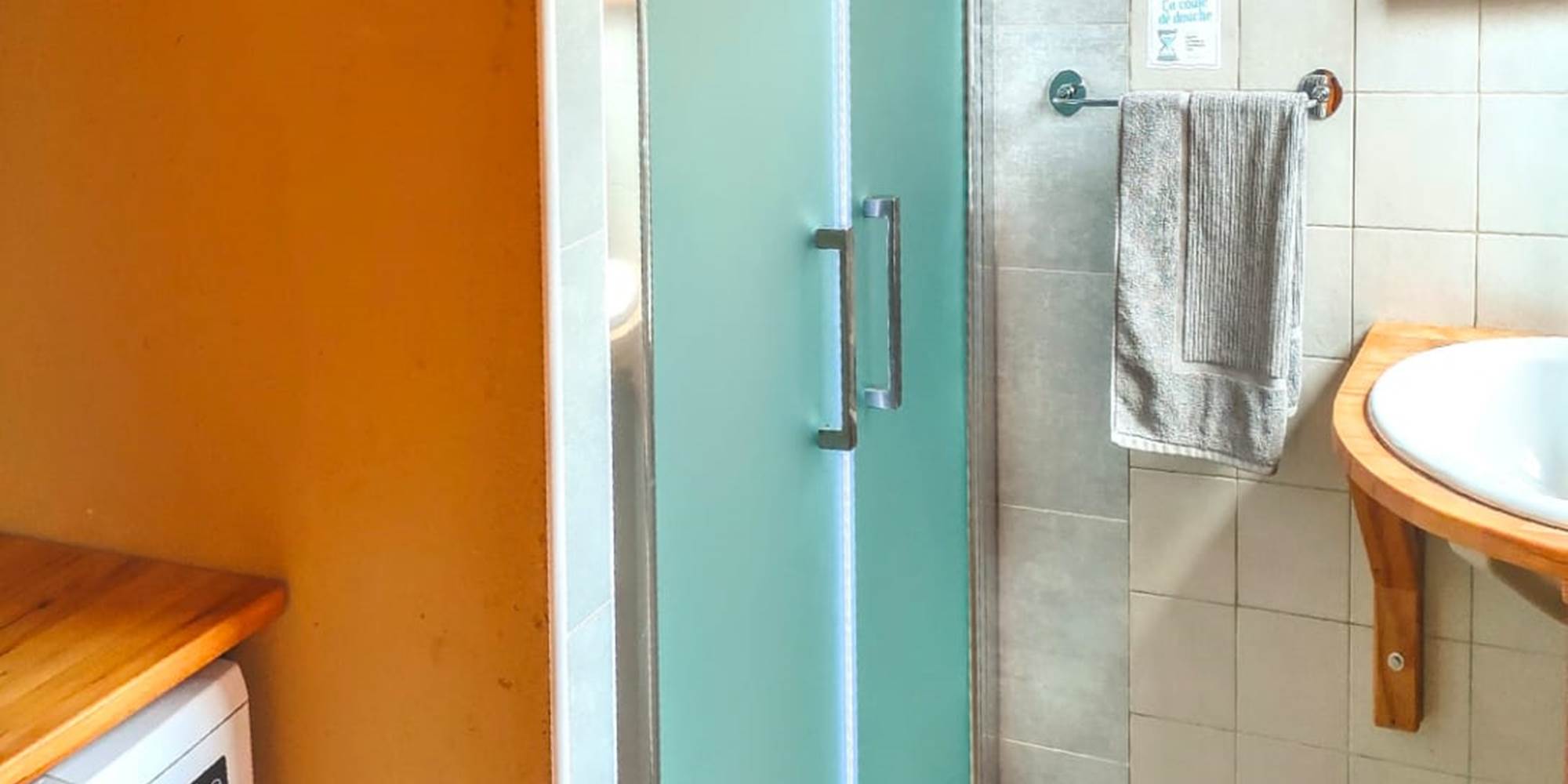 La salle de bain de l'Ecogite 1000 Pailles