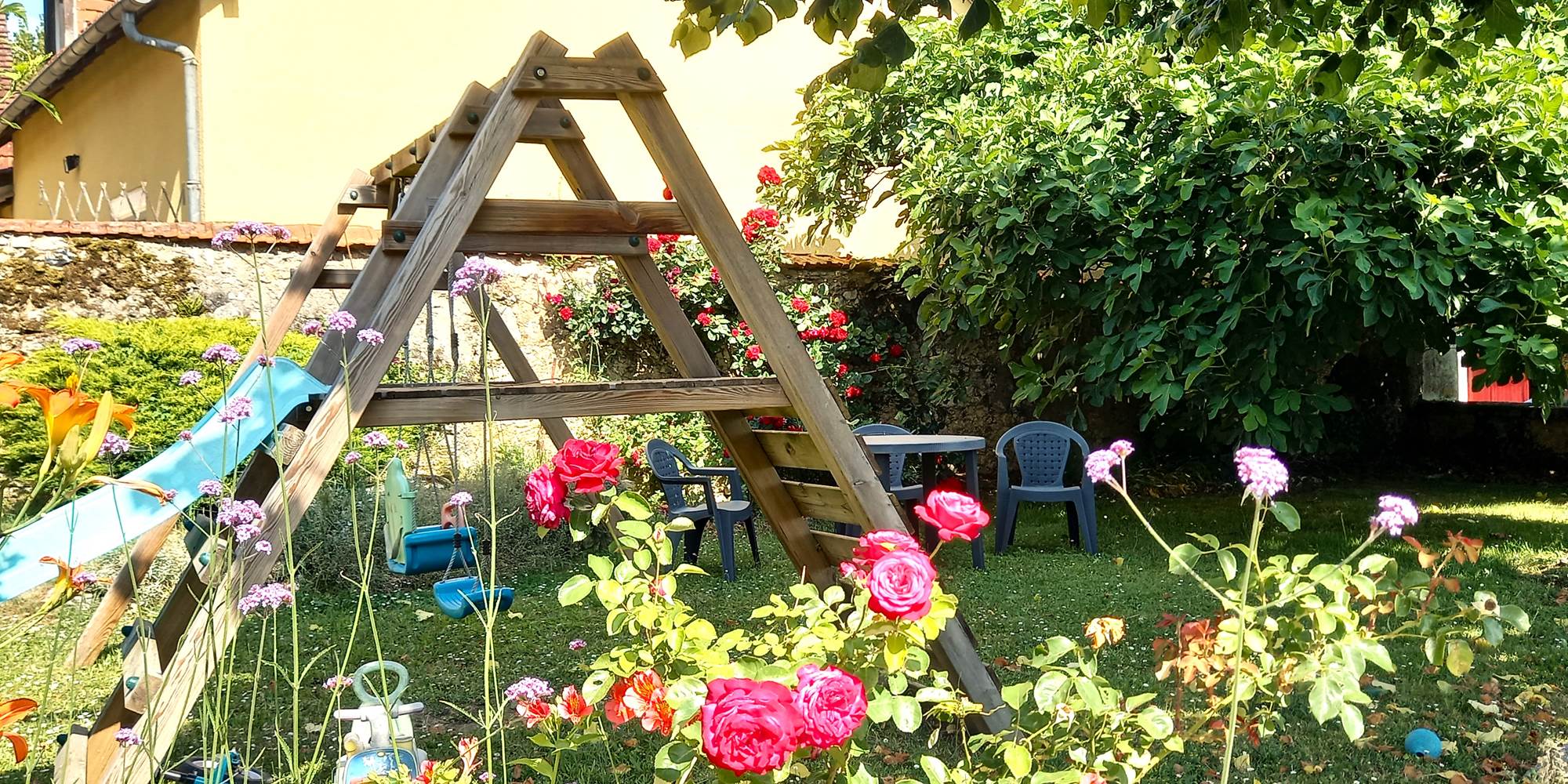 Table extérieure et jeux pour enfants