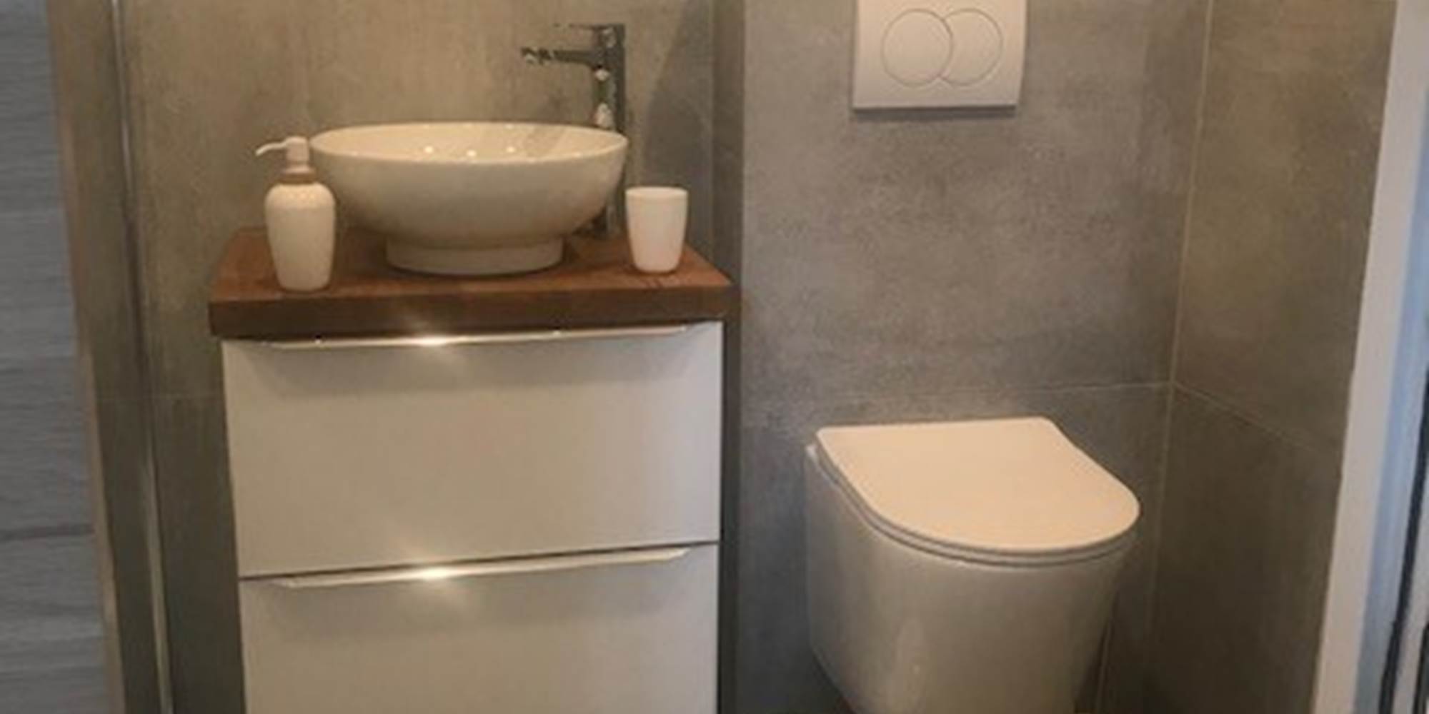 Salle d’eau du studio – Confort et modernité au cœur du village Douche vitrée, vasque design et ambiance zen pour un séjour tout en douceur à La Flotte, Île de Ré.