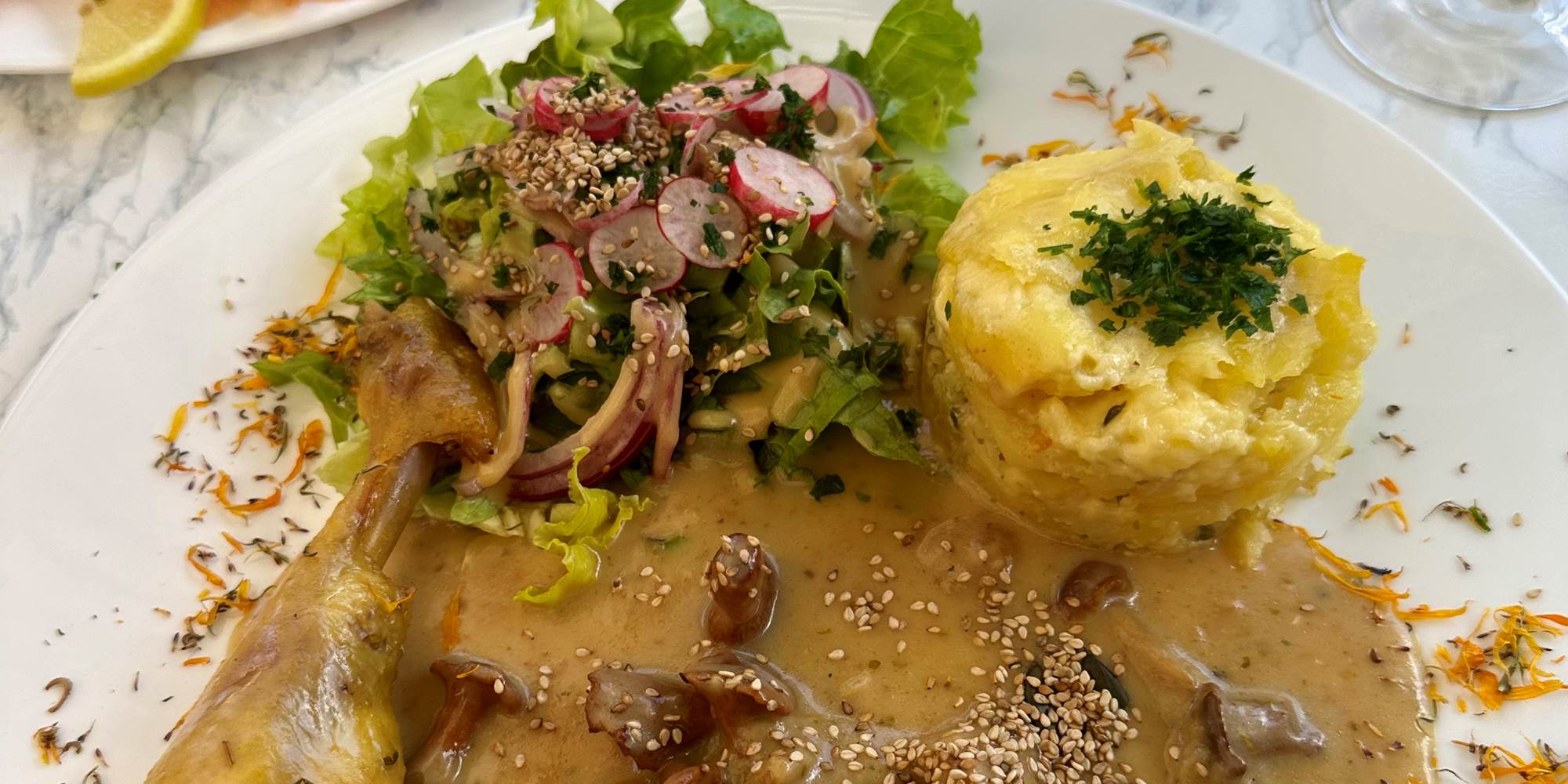 Restaurant-Boutique "Harmonie du Monde" : plats maison, produits frais majoritairement bio et locaux. Attenant à vos Gîtes "Le Chant des Sources" à Gimel-les-Cascades (19).