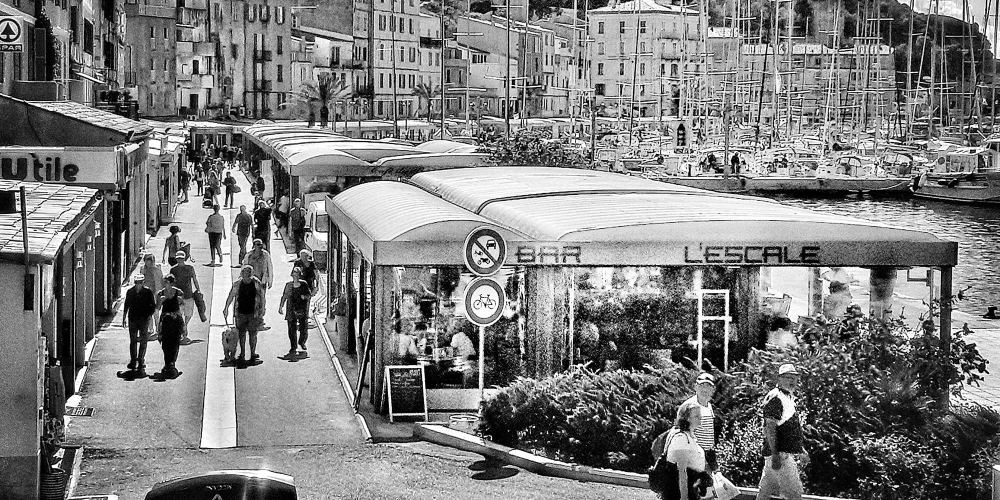 La terrasse de l'escale. La marine et la citadelle en fond