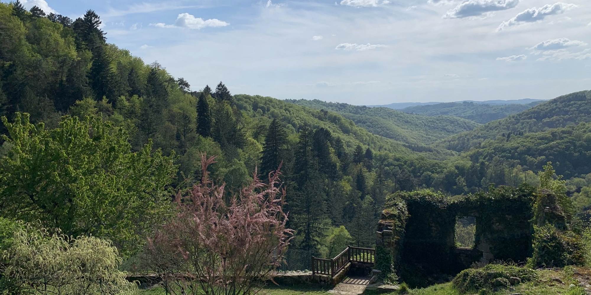"Jardin de la Cure" juste en-dessous de vos Gîtes "Le Chant des Sources", avec ses espaces au calme, sieste sous les pommiers et tables de pique-nique ombragées.