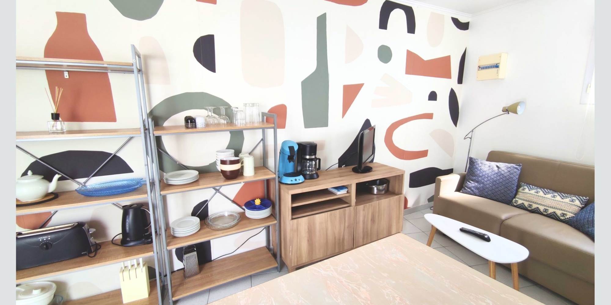 Maison Réthaise 2 – Séjour cosy et graphique Ambiance contemporaine dans un espace bien agencé, parfait pour savourer des moments de détente en centre-ville.