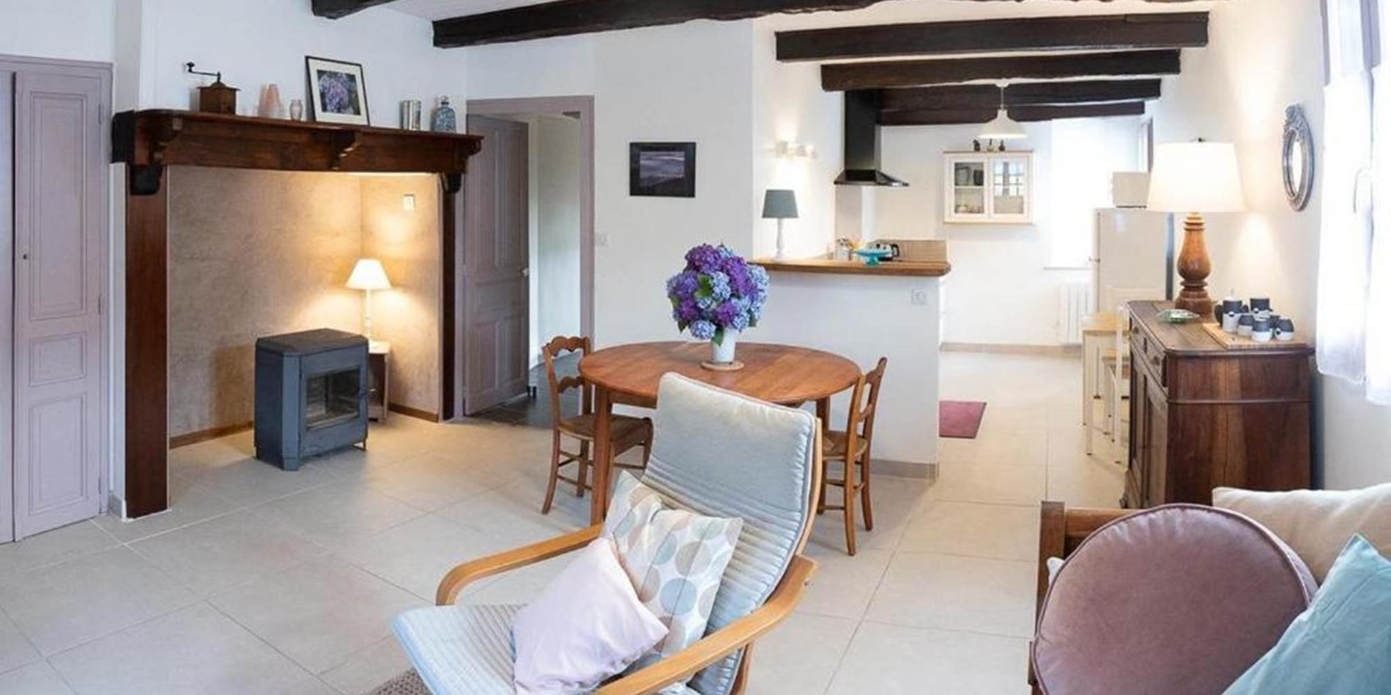 Gîte 1 : Maison 1 Chambre 1 Salon, cosy et cocooning, avec poêle à bois "juste pour le plaisir". Chaud et douillet en hiver, frais en été.