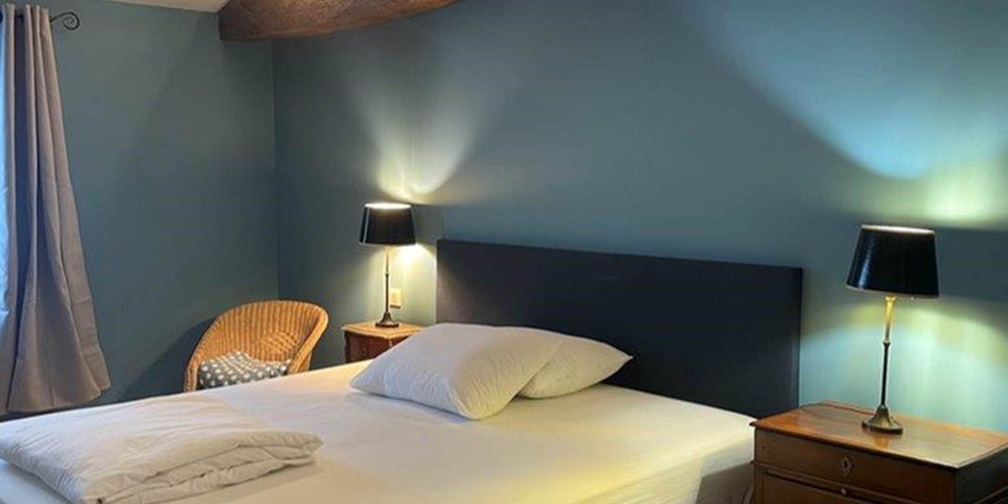 Chambre lit double, étage, salle de bain privative, vue jardin, vignoble, chambres d'hôtes