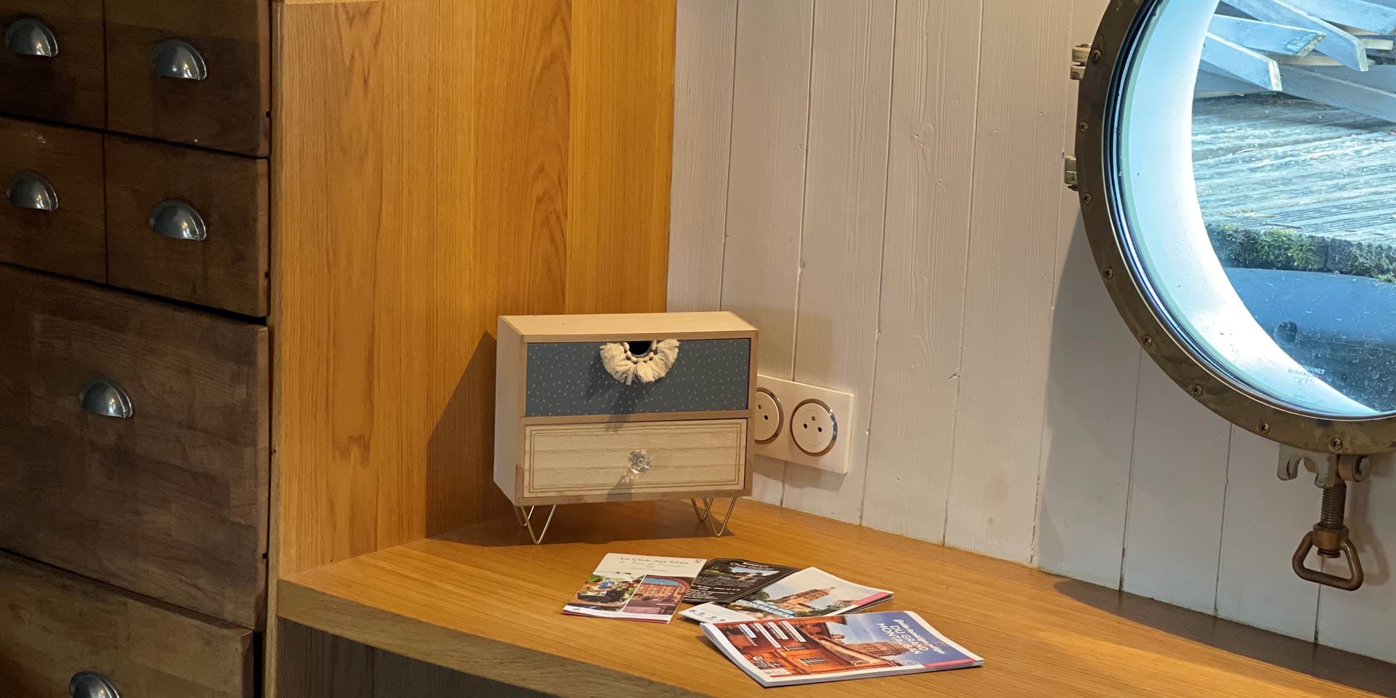 Hublot tribord et coin bureau de la cabine Tarn de la Péniche Hôtel Gaïa