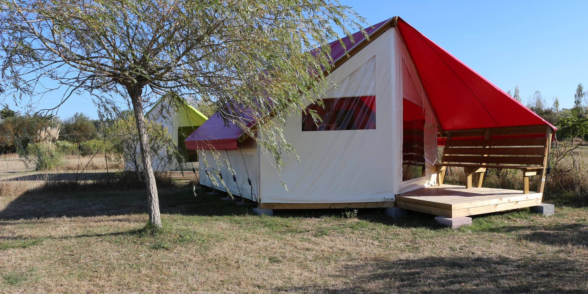 tente-lodge-fushia-familial-camping-les-chagnelles-nature-insolite-en-vendee