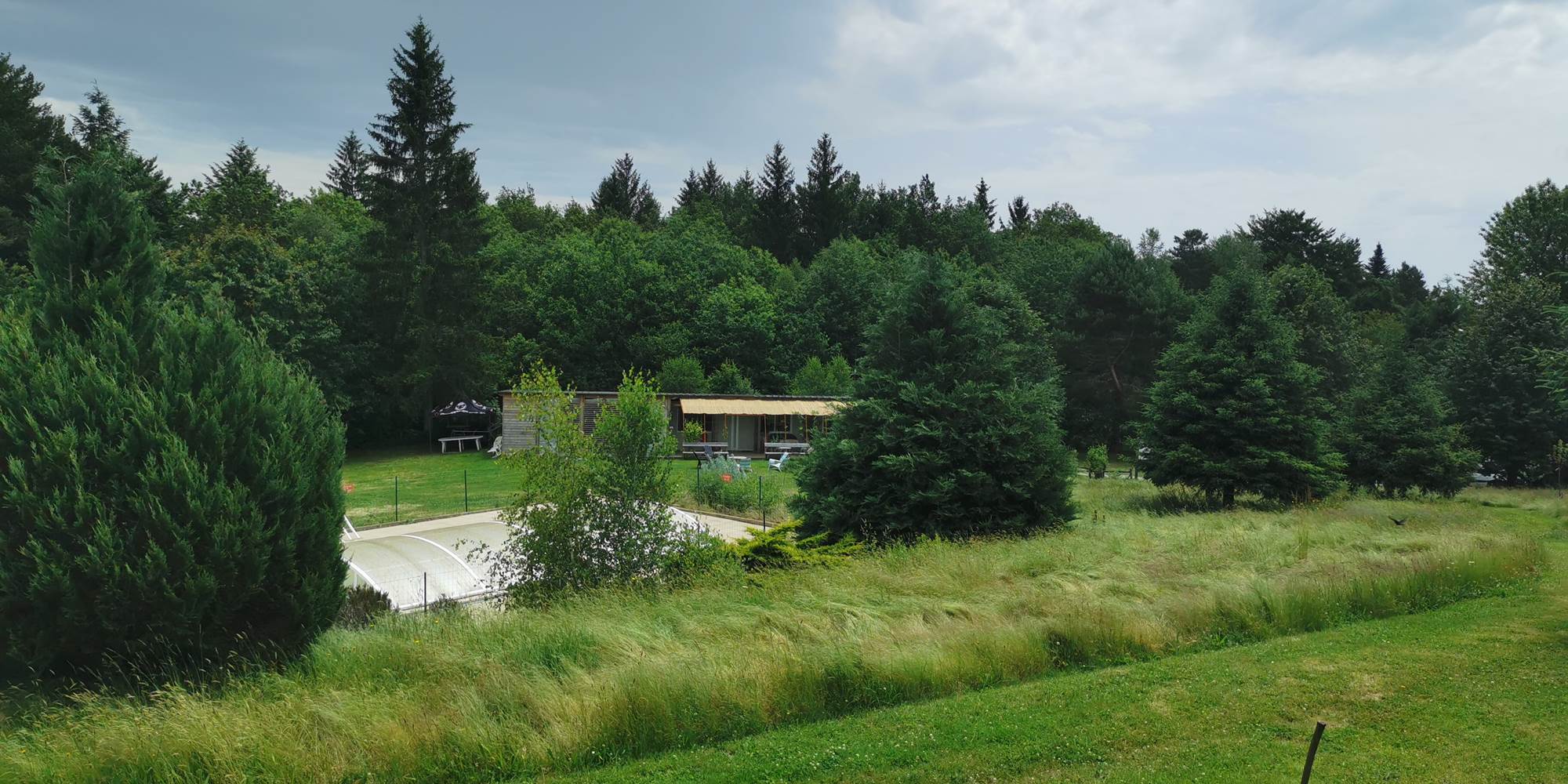 Piscine et bar et restaurant dans un écrin de verdure