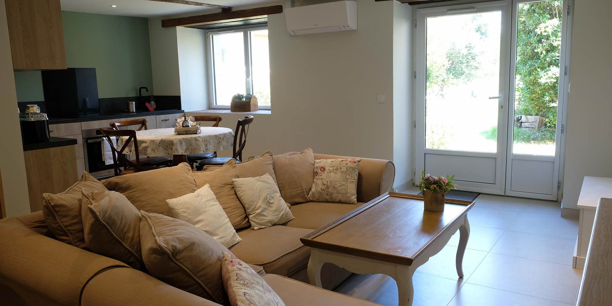 Salon du gîte en Touraine avec vue sur le jardin fleuri, cadre idéal pour un séjour au calme