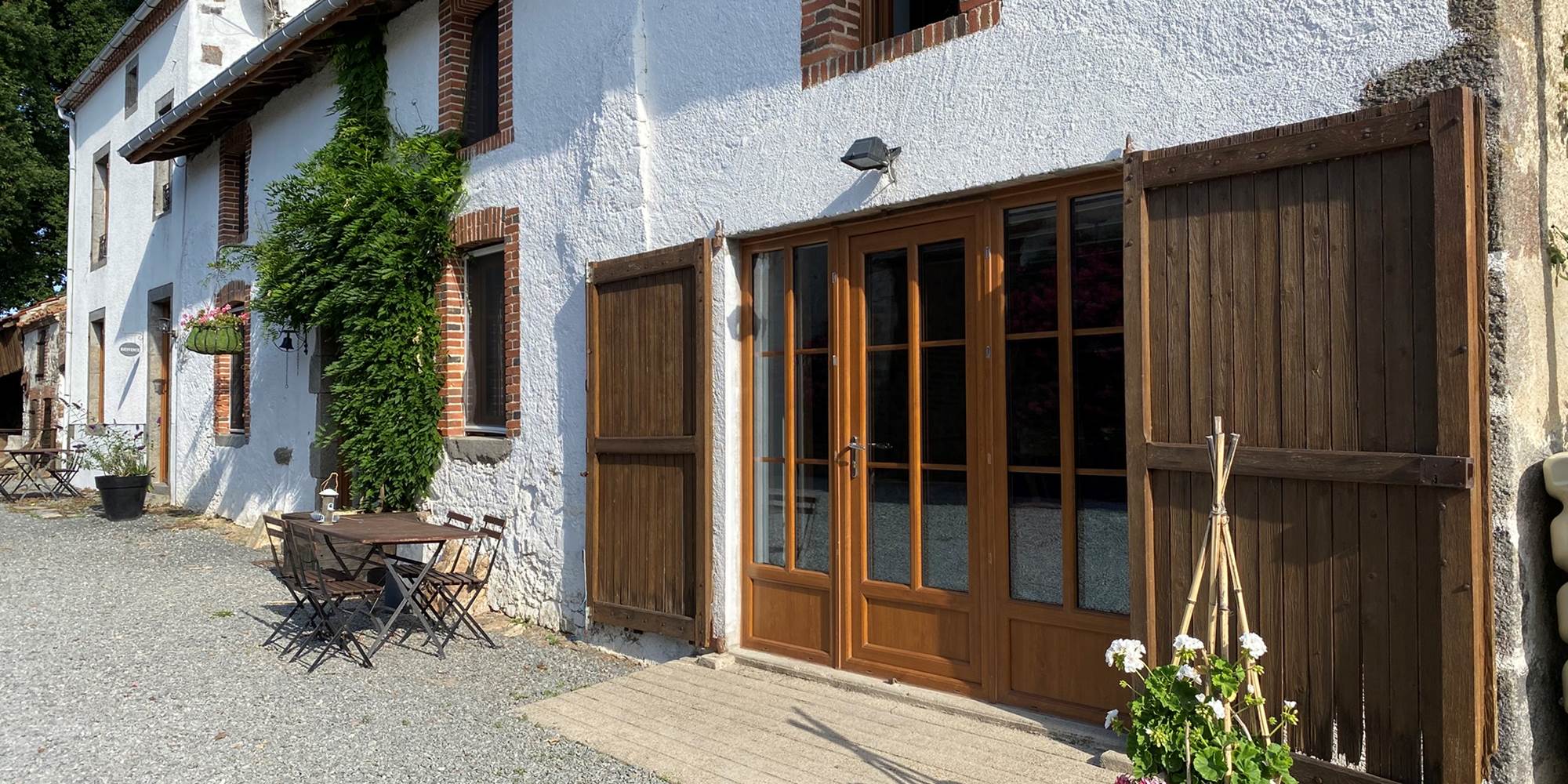 Photo de la façade sud de l'habitation - Chambres d'hôtes La Grange Richard à Dinsac