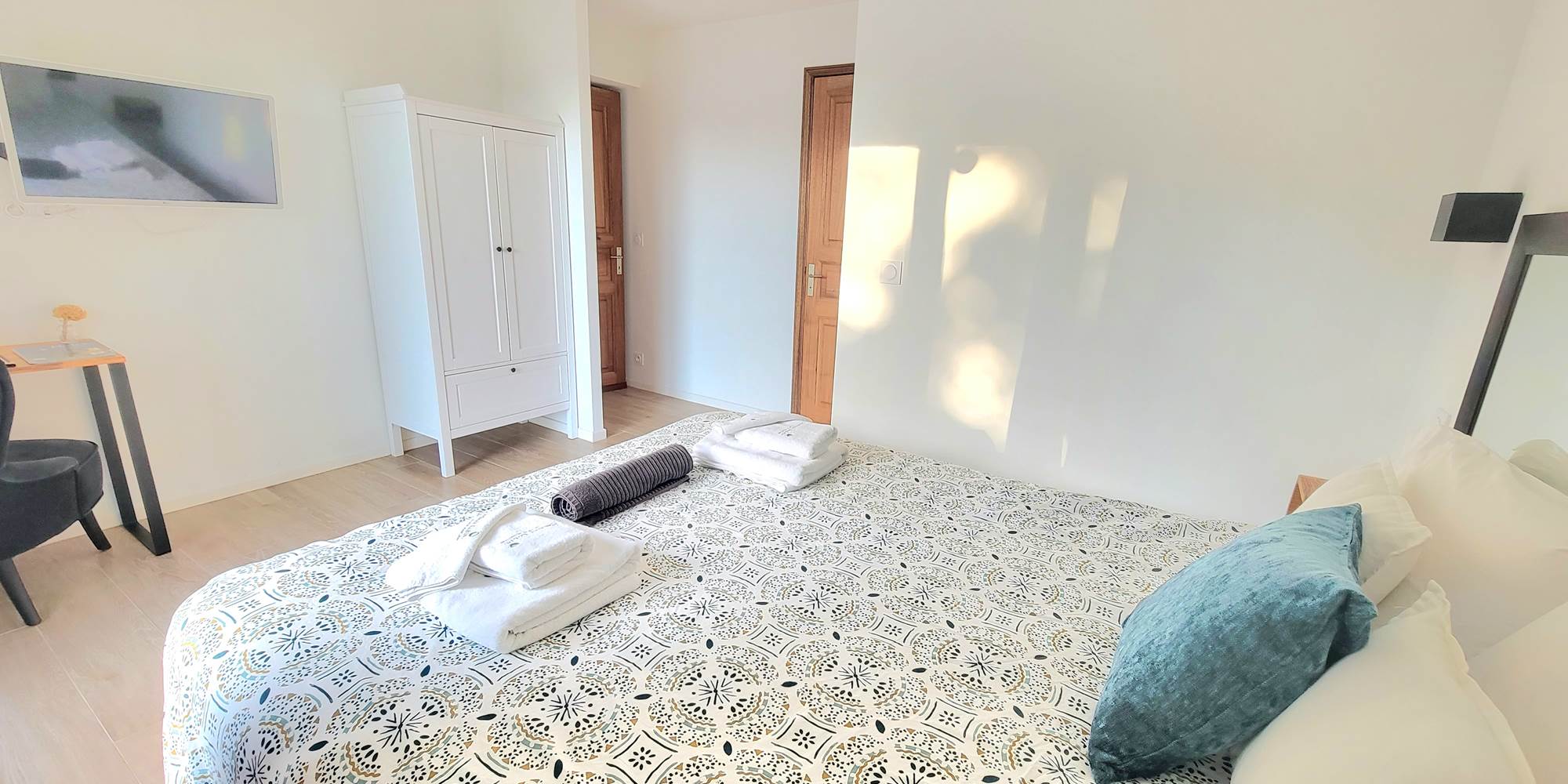 Location d'une chambre d'hôtes spacieuse et lumineuse pour un séjour en Corse du Sud.