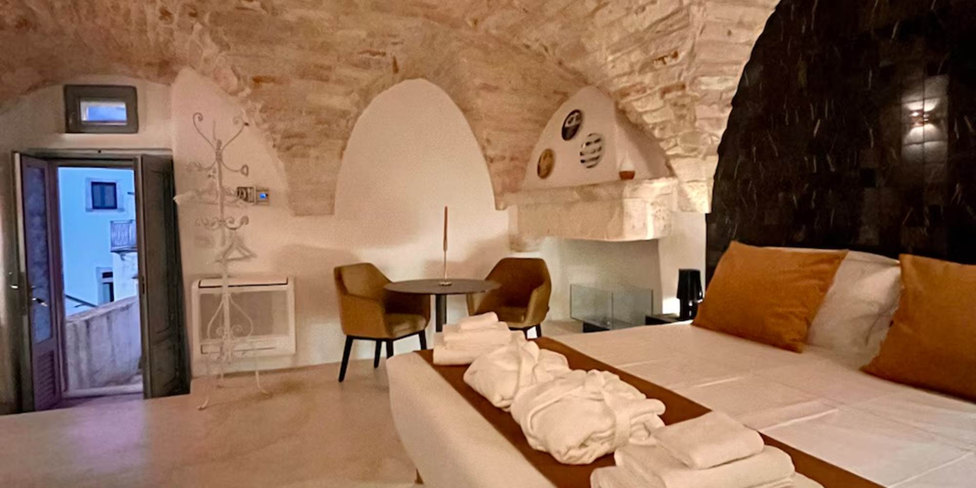 Chambre, coin feu, table et fauteuils, ambiance du soir