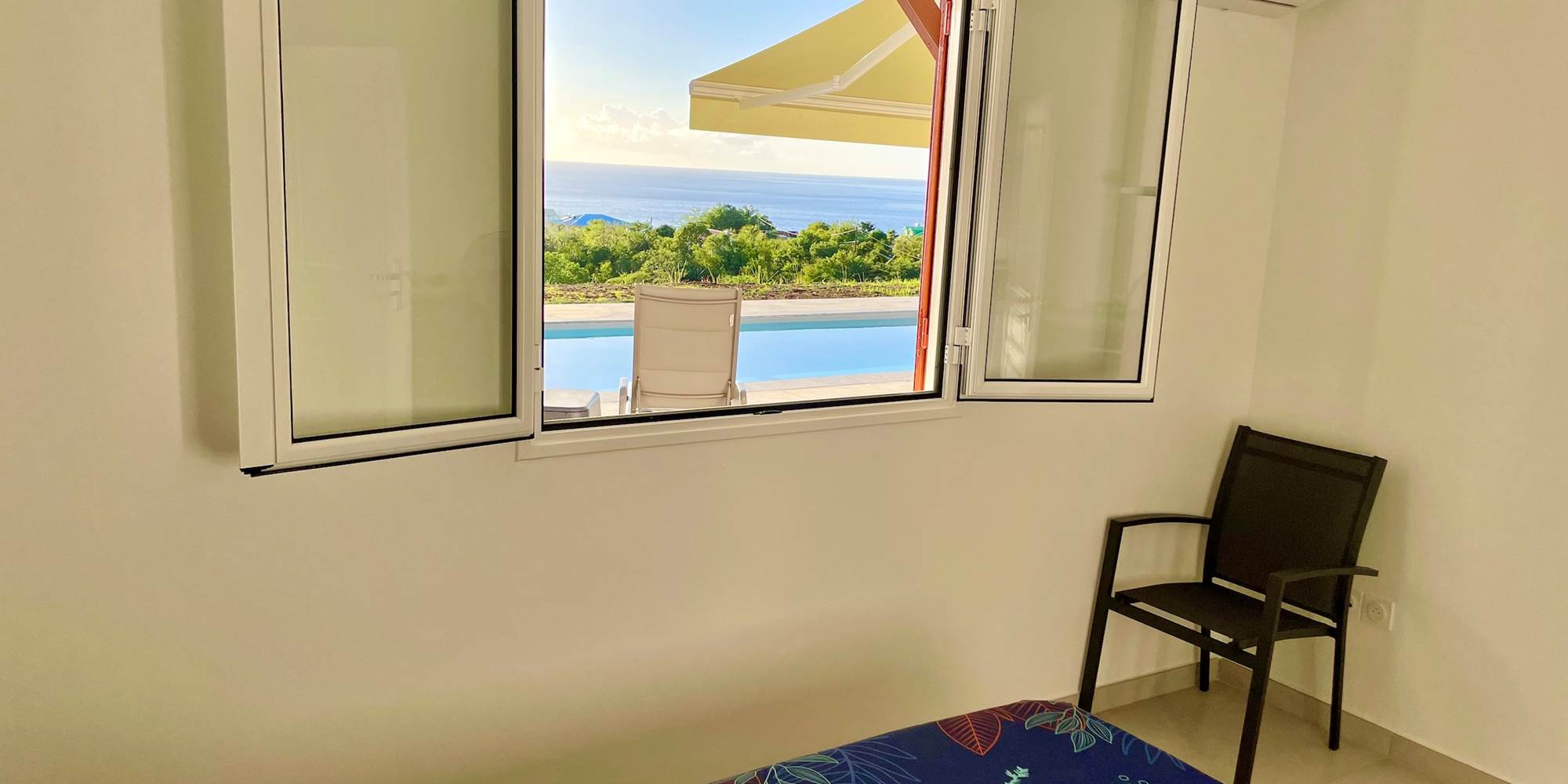 Vue piscine et mer depuis la chambre