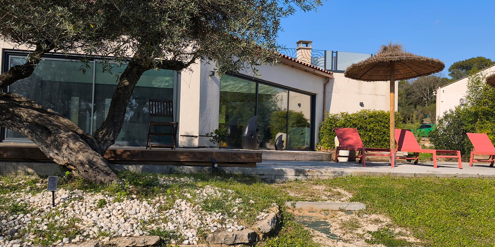 Jardin arboré privé et clôturé