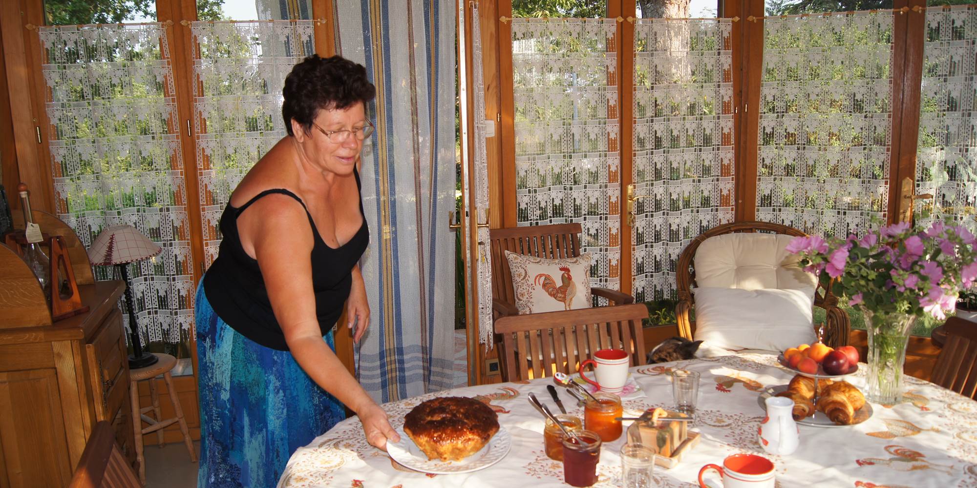 Votre petit déjeuner vous sera servi dans notre jolie véranda ensoleilée. Il sera fait de brioche et confitures maison et de bien d'autre gourmandise!!!!!