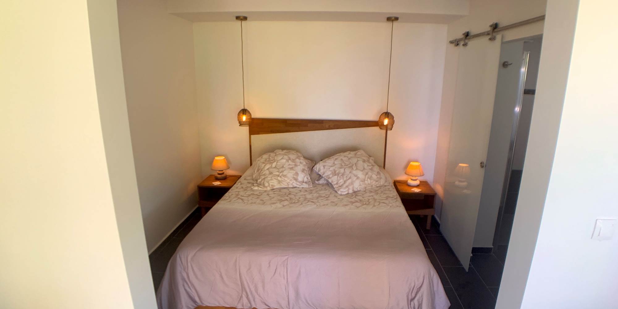 Espace nuit et accès salle de bain