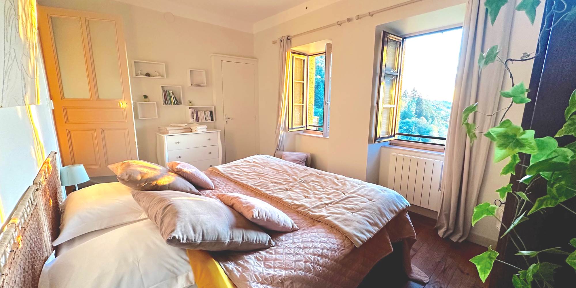 Gîte 1 : Vue sur la vallée des cascades plein ouest. Lit King-size premium 180 x 200 cm.