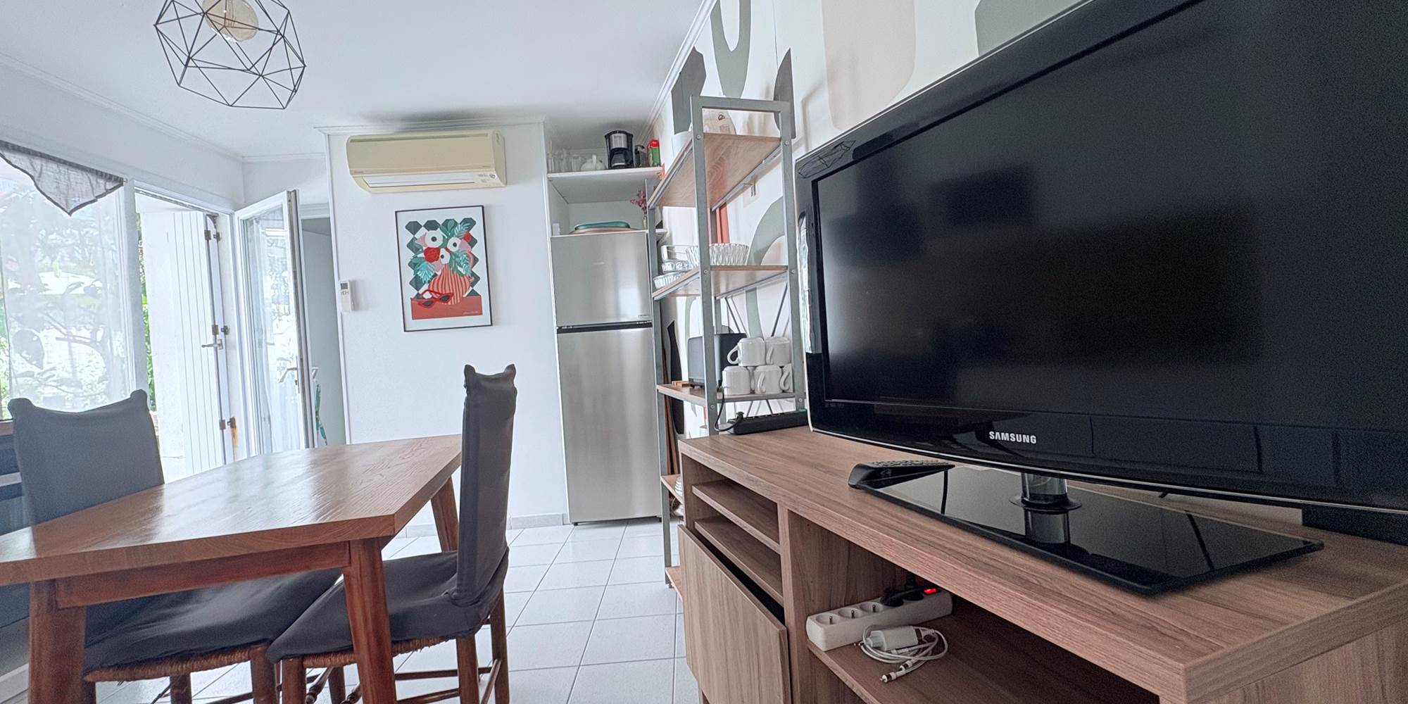 Maison Réthaise 2 – Séjour cosy et graphique Ambiance contemporaine dans un espace bien agencé, parfait pour savourer des moments de détente en centre-ville.