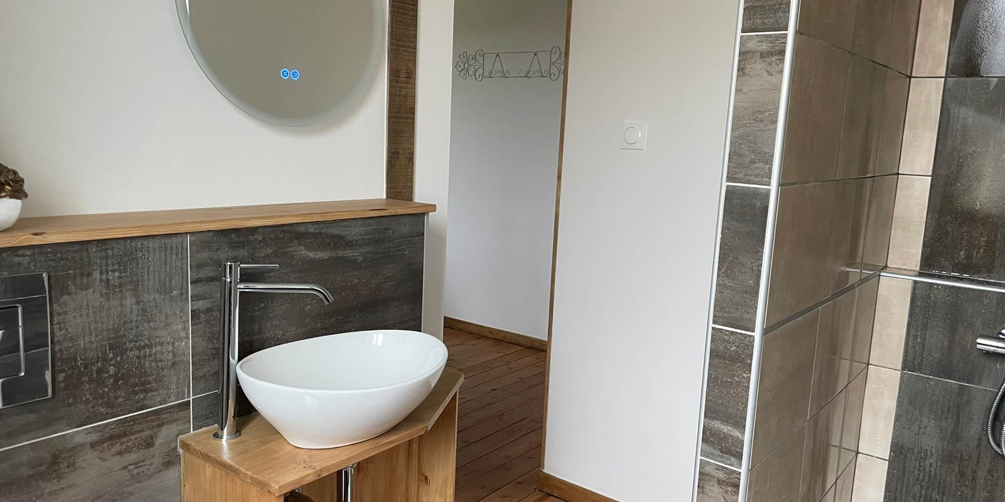 Photo de la  salle de bain de la Chambre Suisse - Chambres d'hôtes La Grange Richard à Dinsac