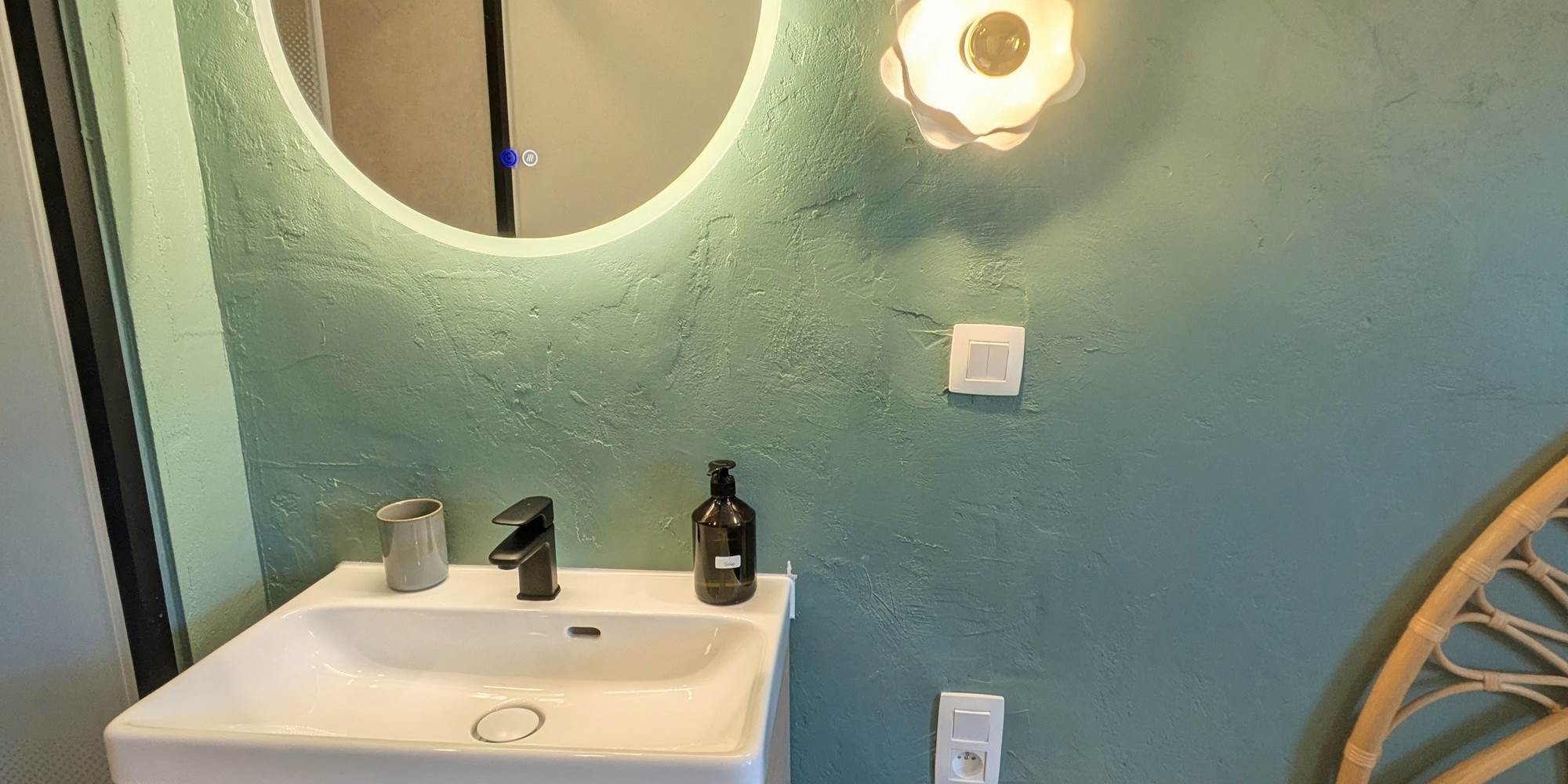 alt="Suite confortable avec lit queen size et douche privée dans le grand gîte avec piscine en Belgique"