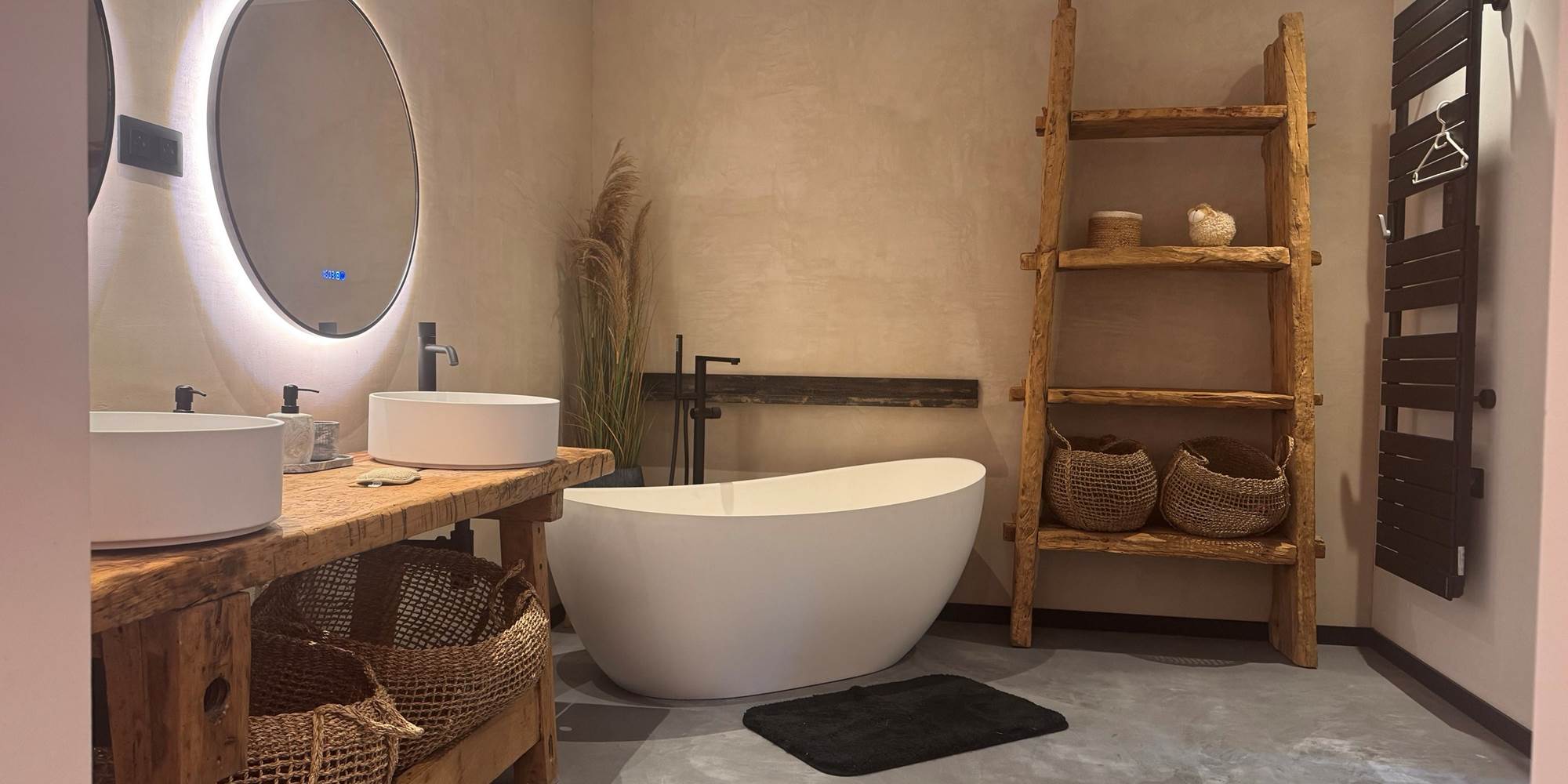 salle-bain-spacieuse-baignoire-authenticité