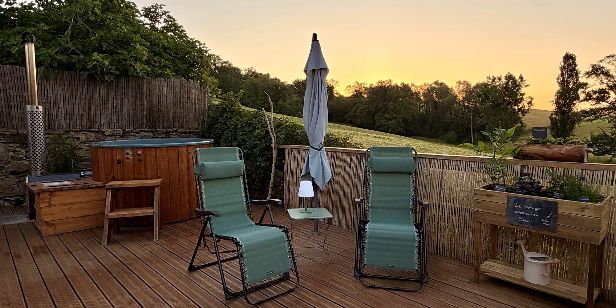 Terrasse aménagée avec lever du soleil