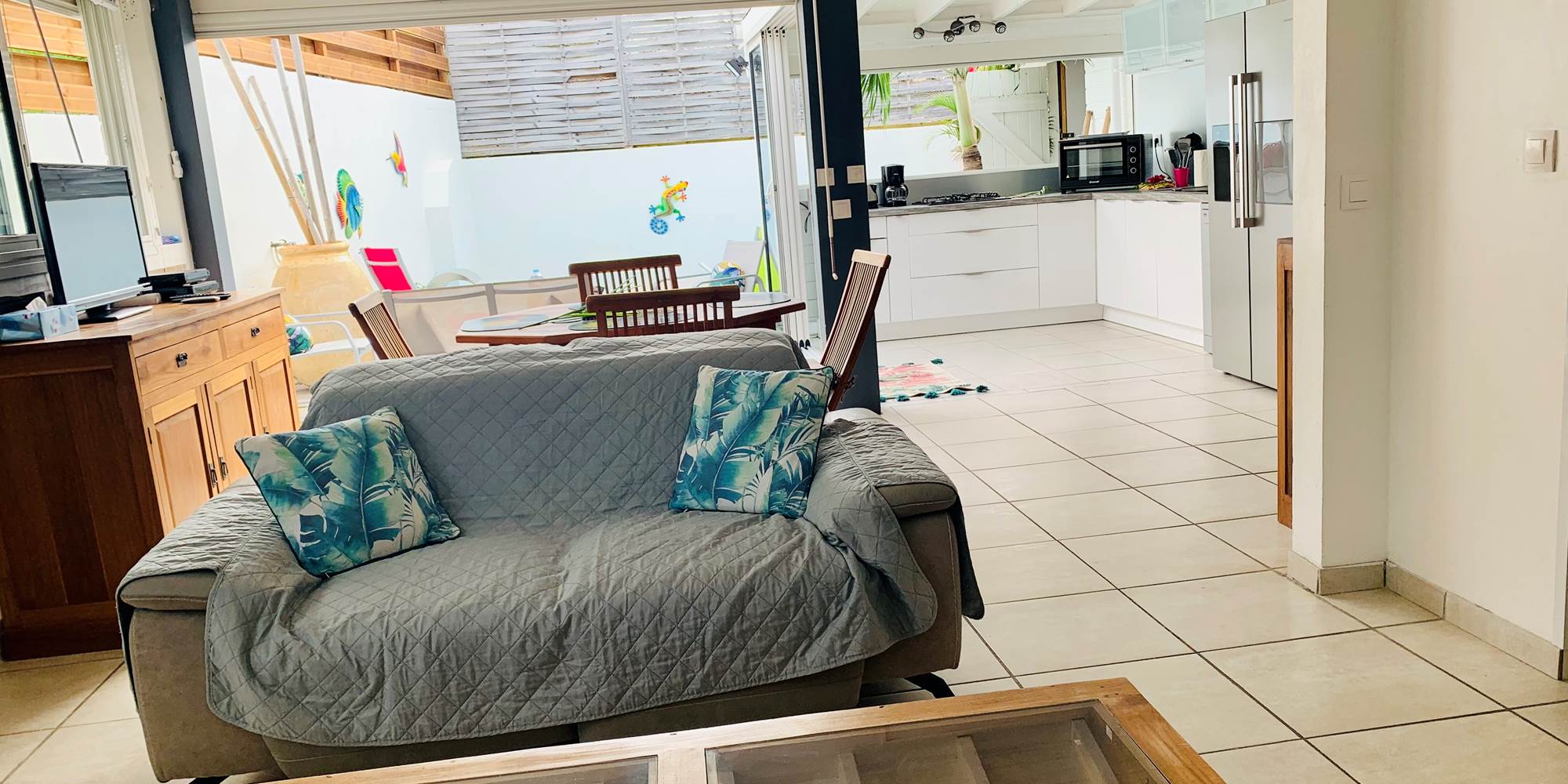 Salon et cuisine ouvert donnant sur l'espace extérieur