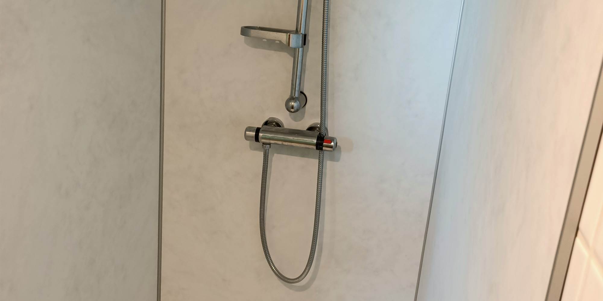 Salle d'eau n°2 et sa douche