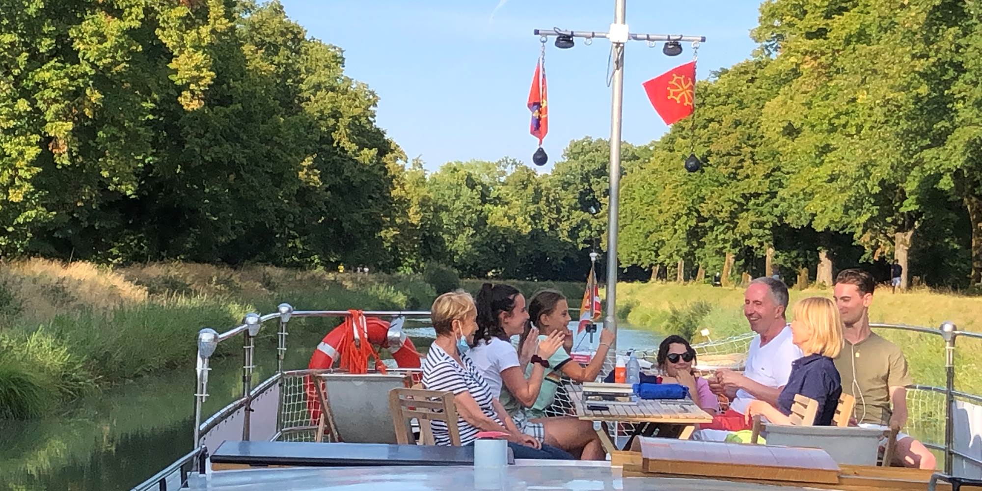 En famille à bord de la péniche Gaïa sur le Canal de Montech