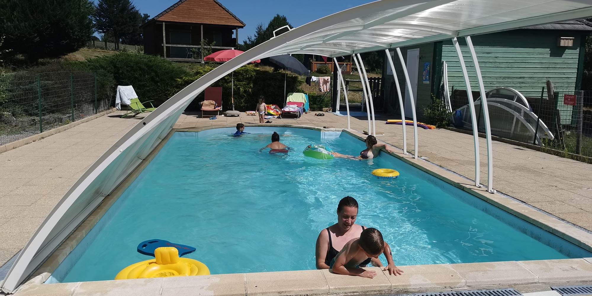 la piscine est sécurisée et chauffée par le dôme