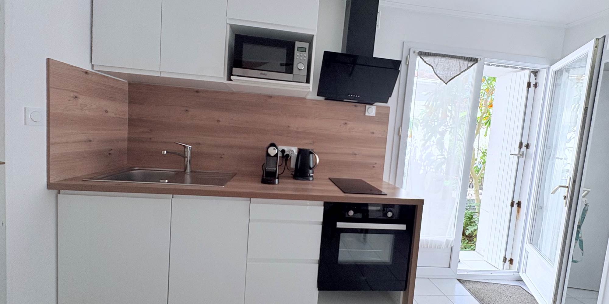 Maison Réthaise 2 – Cuisine pratique et design Un espace clair et parfaitement équipé : four, plaque, lave-vaisselle, micro-ondes. Le confort du quotidien à deux pas du marché médiéval.