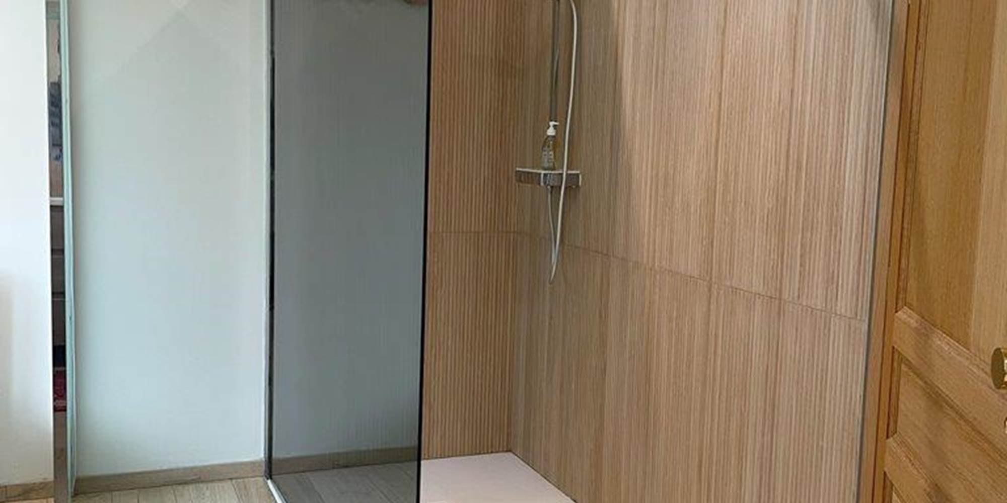 Chambre lit double, rez de chaussée, suite familiale, chambres luxe, salle de bain privative, baignoire, vue jardin, vignoble, chambres d'hôtes