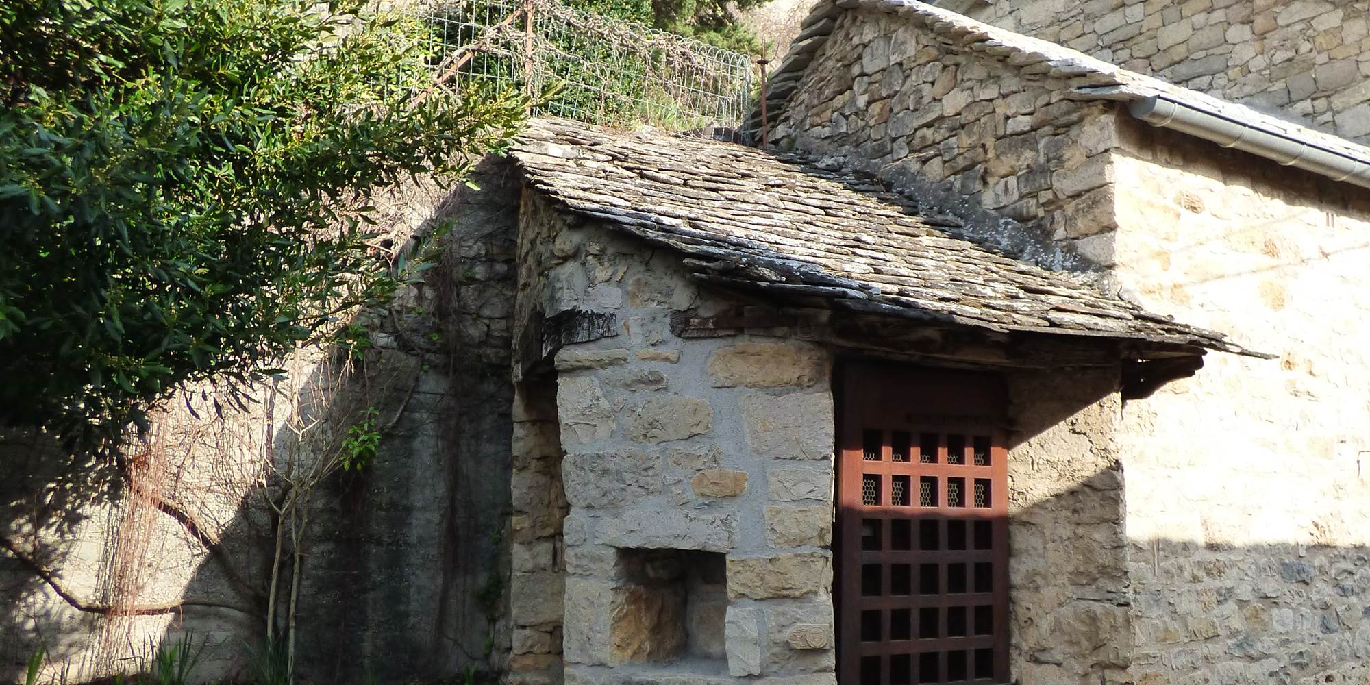 Le Puits des Anglais dans le village médiéval de Compeyre