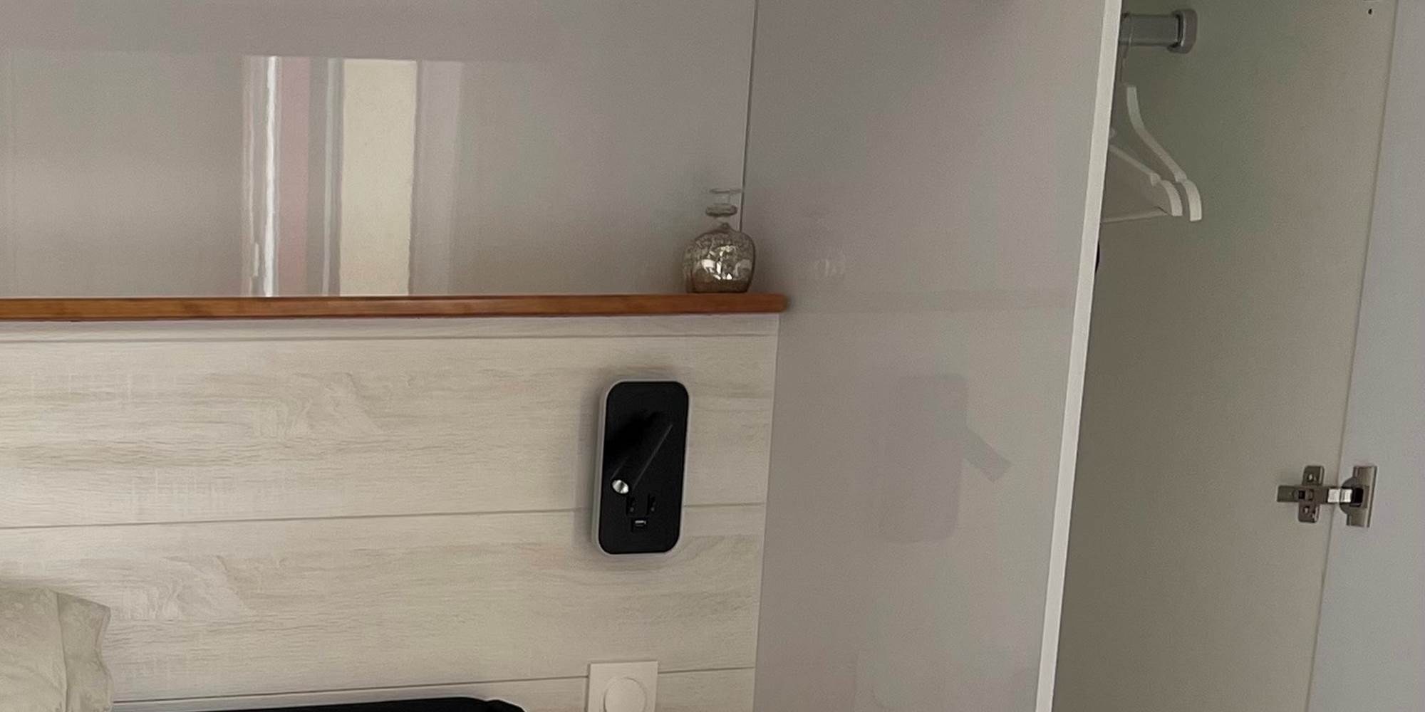 chambre-gabriel-rangement-mobilier-sur-mesure-mas-des-anges-chambre-d-hotes-etape-hotel-soussans-margaux