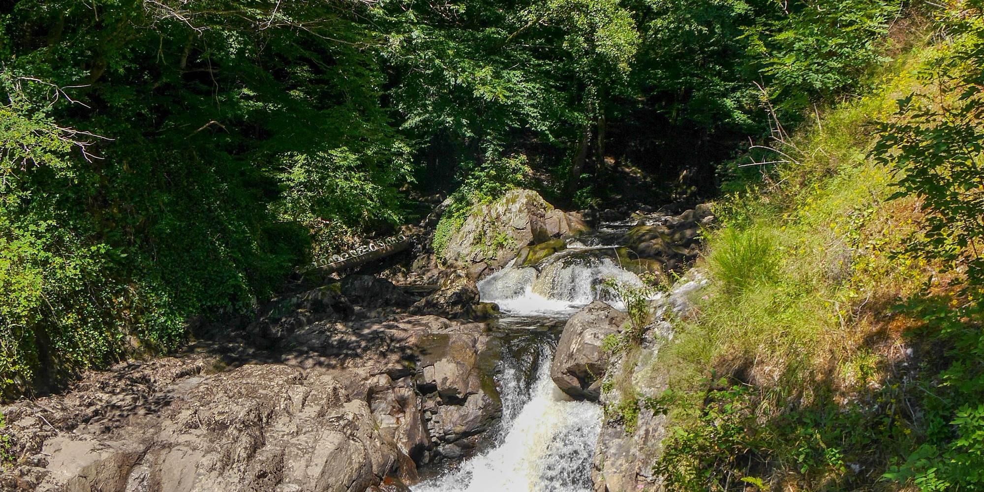 Cascade "La Redole", 38 mètres de haut, dans le Parc situé au pied de nos Gîtes "Le Chant des Sources" à Gimel-les-Cascades (19).