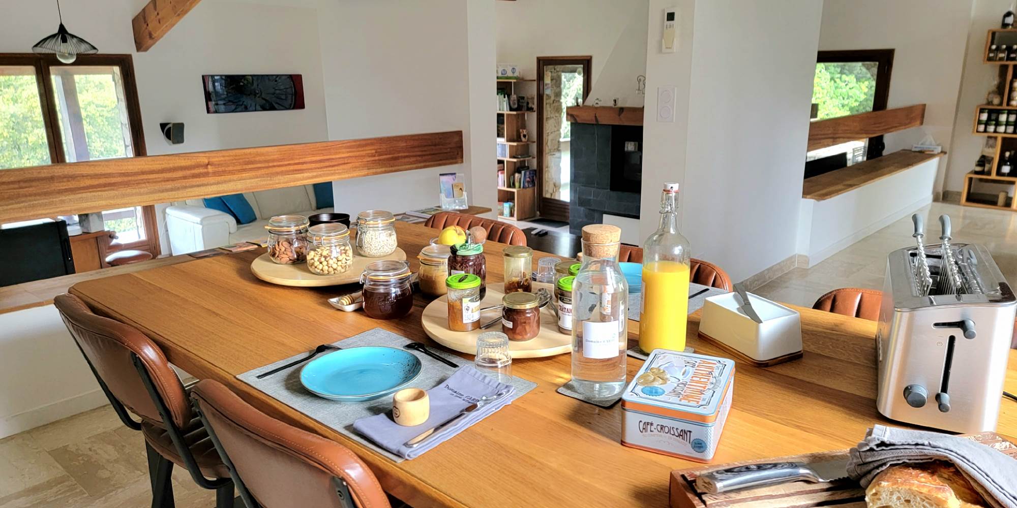 Salle à manger commune spacieuse et lumineuse pour un accueil familial et convivial.