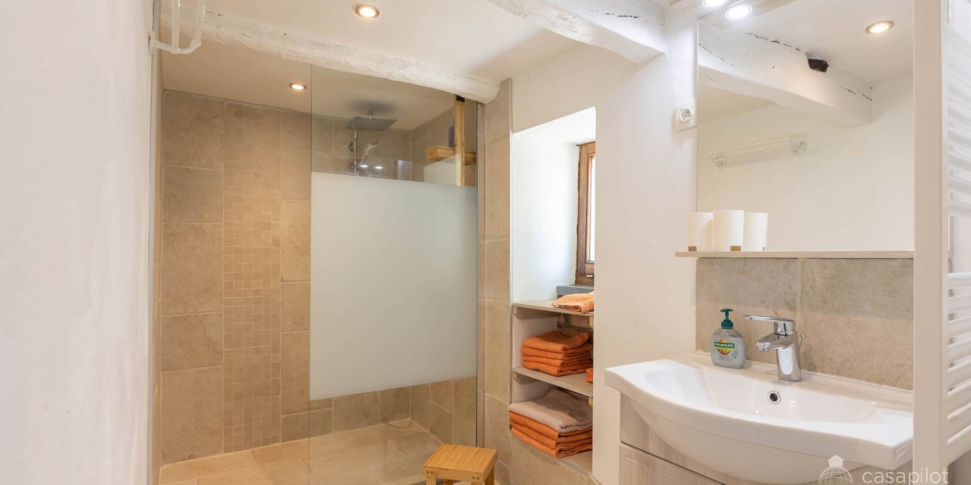 alt="Salle de bain moderne partagée entre les chambres king size du grand gîte familial en Ardenne belge"