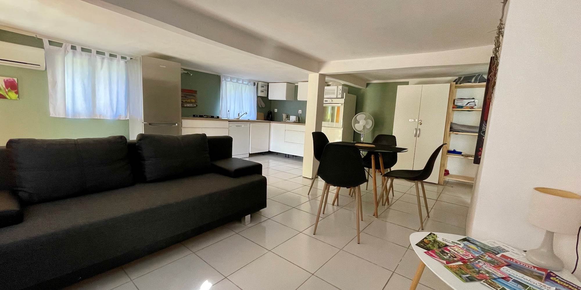 Grand séjour climatisé avec canapé convertible