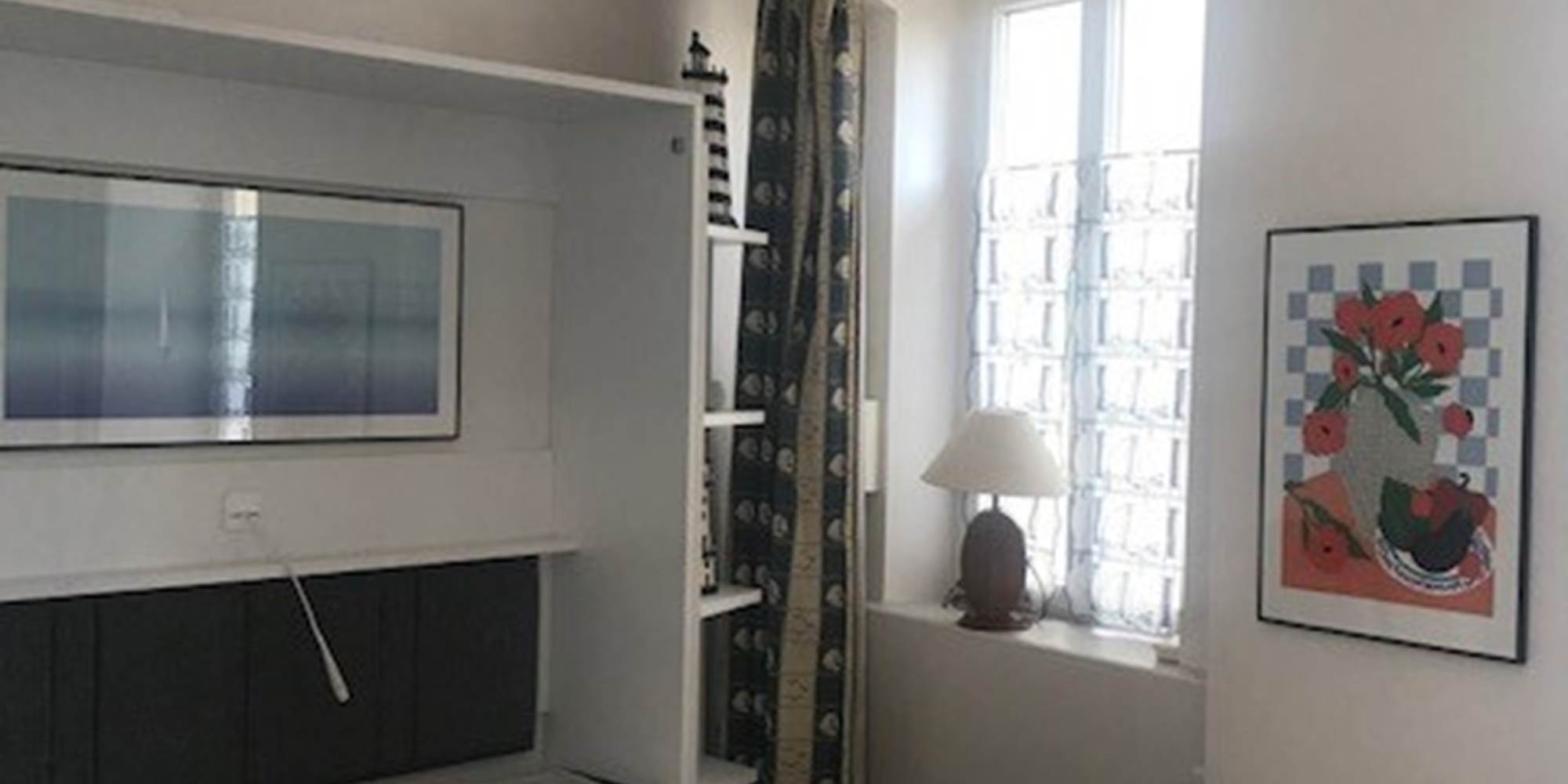 Lit escamotable haut de gamme – Confort maximal Vivez la journée dans un salon, dormez la nuit dans un vrai lit double confortable, le tout dans un cadre soigné et apaisant.