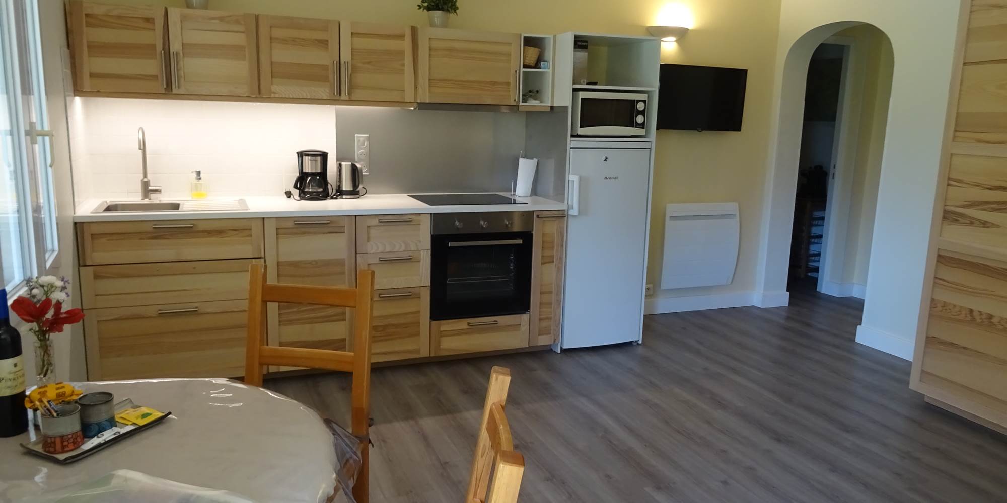 Espace cuisine, entièrement équipée, et salle à manger