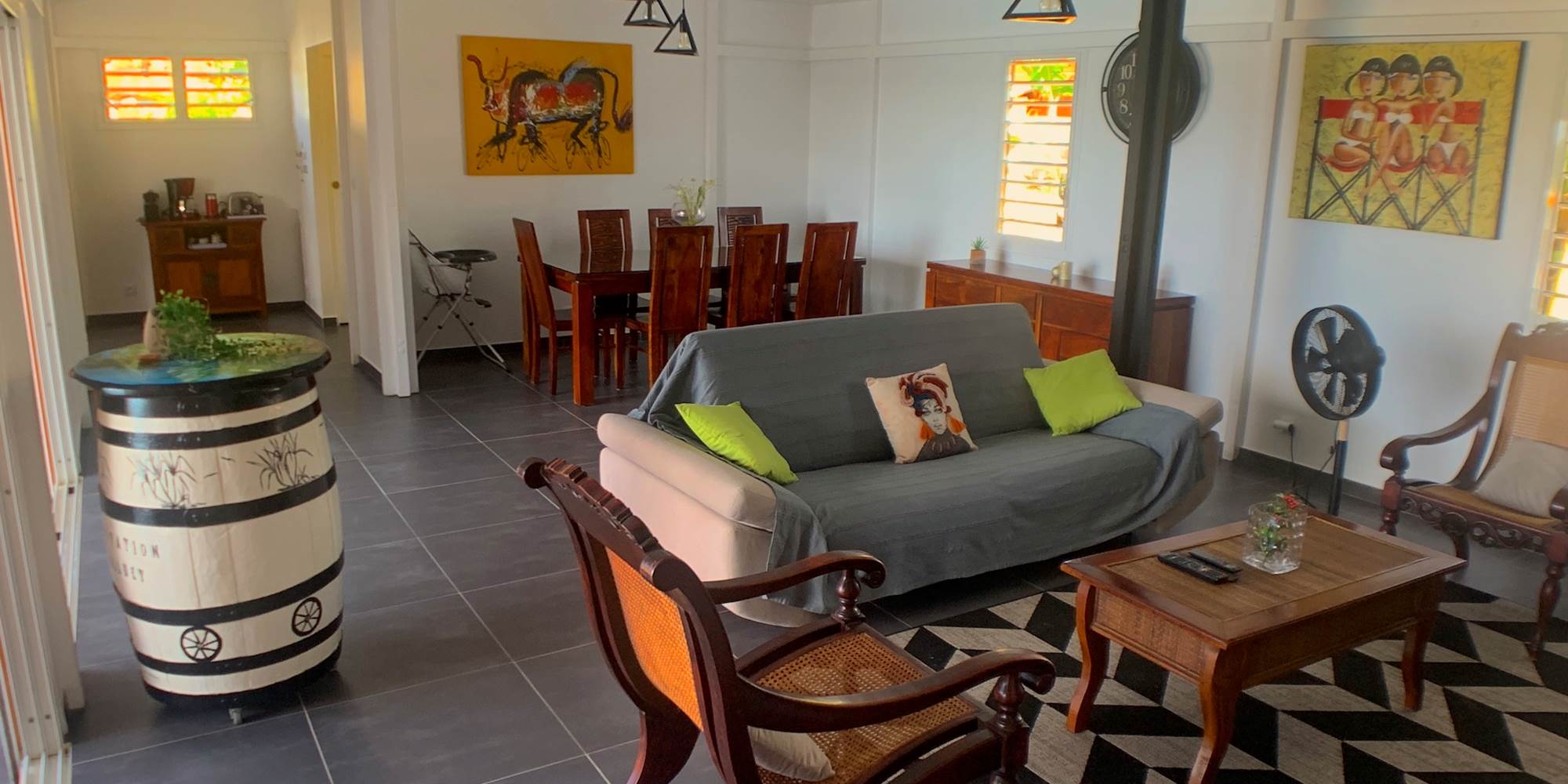 Séjour avec coin repas intérieur