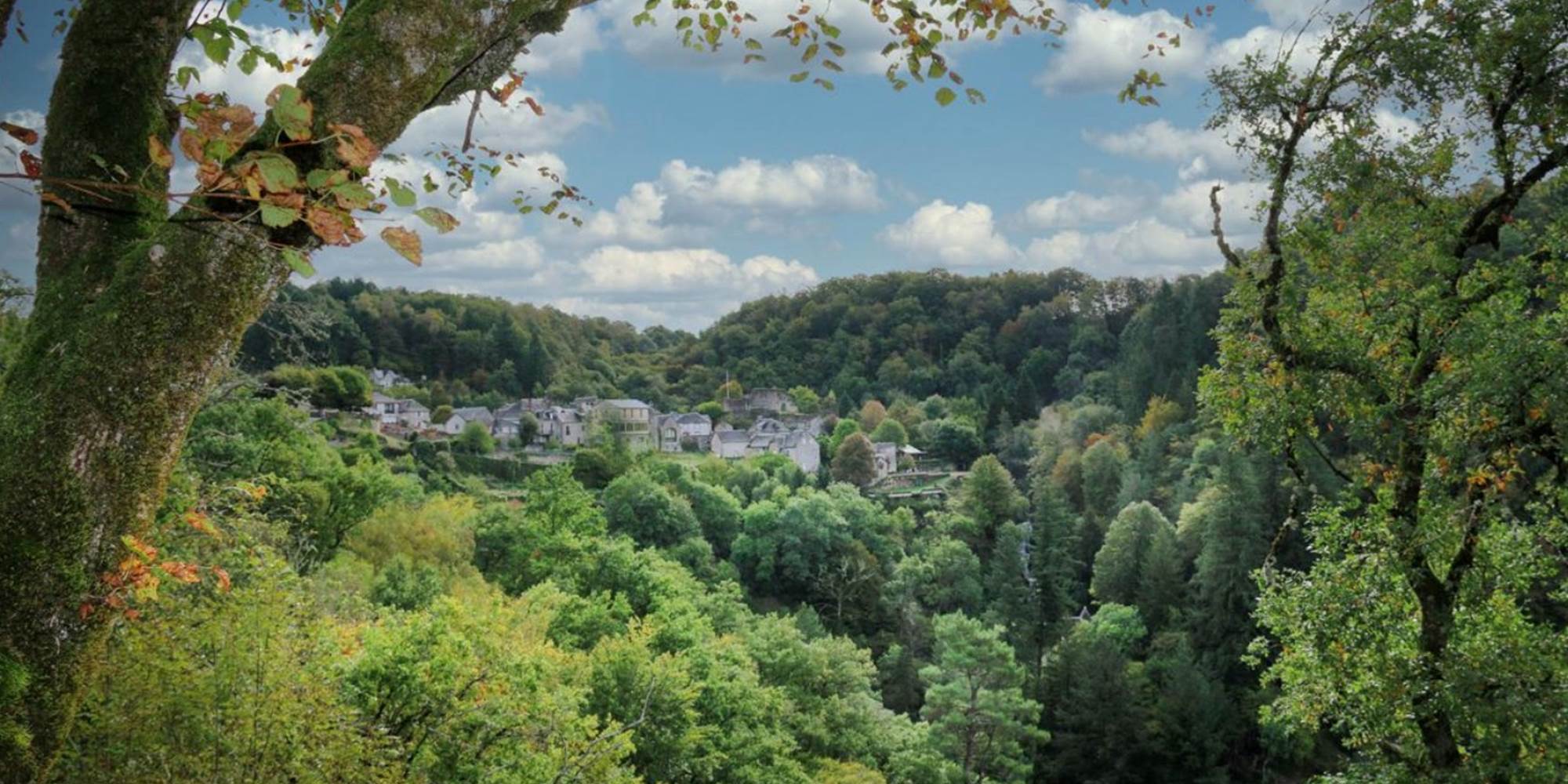 Le village pittoresque de Gimel-les-Cascades (19), vu depuis le petit banc qui surplombe les ruines de la chapelle "St-Etienne de Braguse".