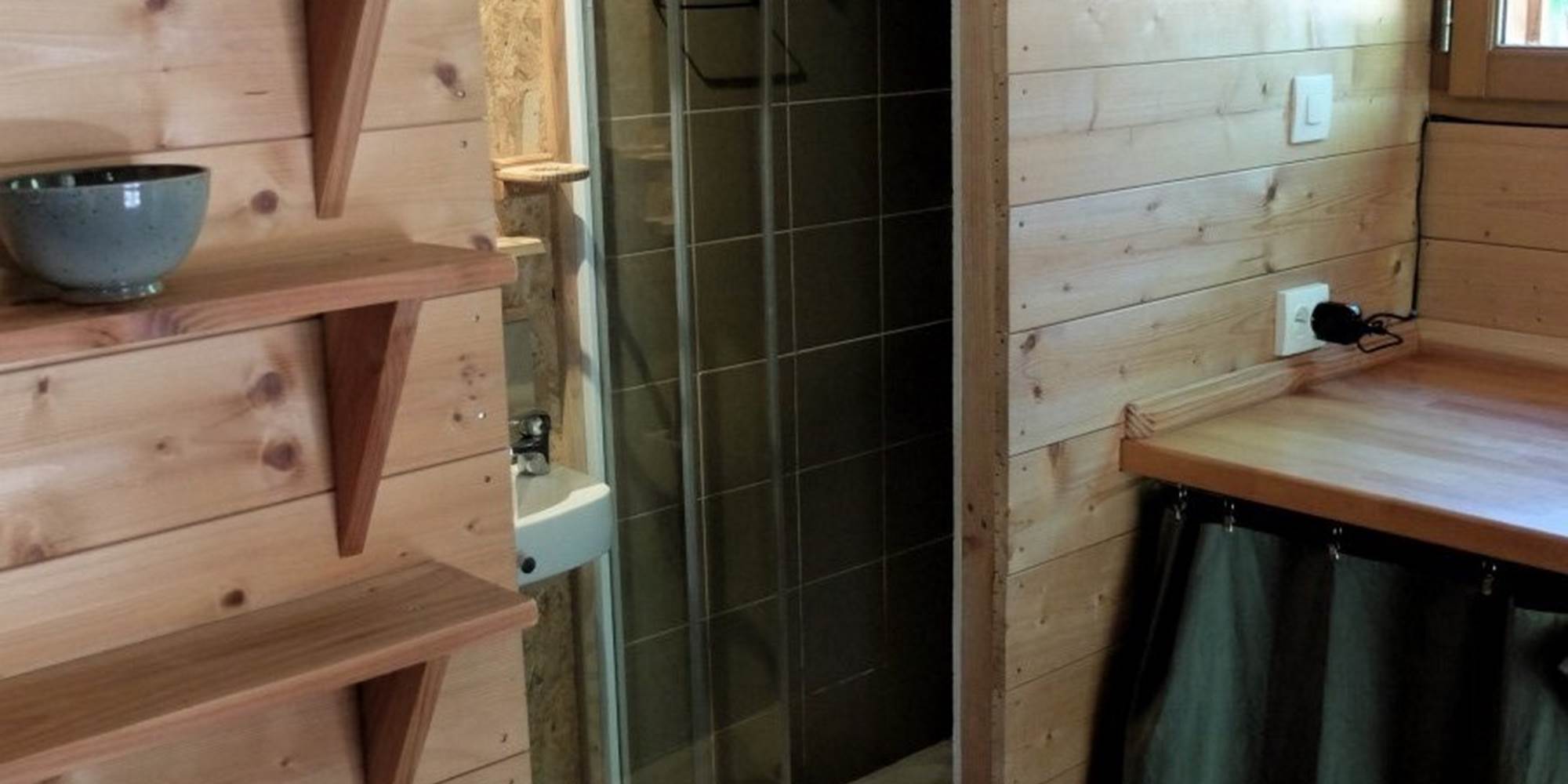 La douche de la Cabane des 1000 Pailles